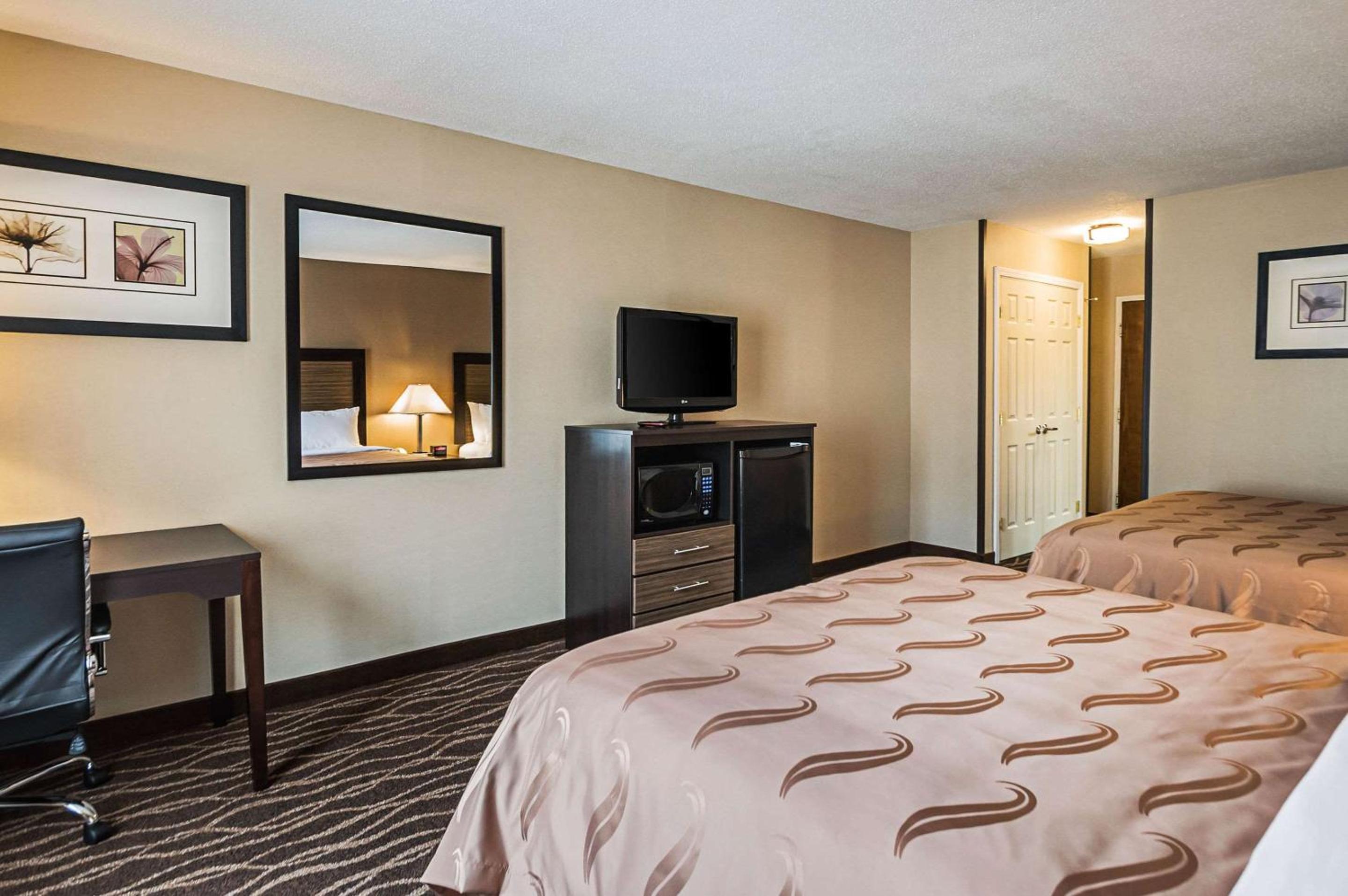 Queen Room with Two Queen Beds - Non-Smoking - Photo 3