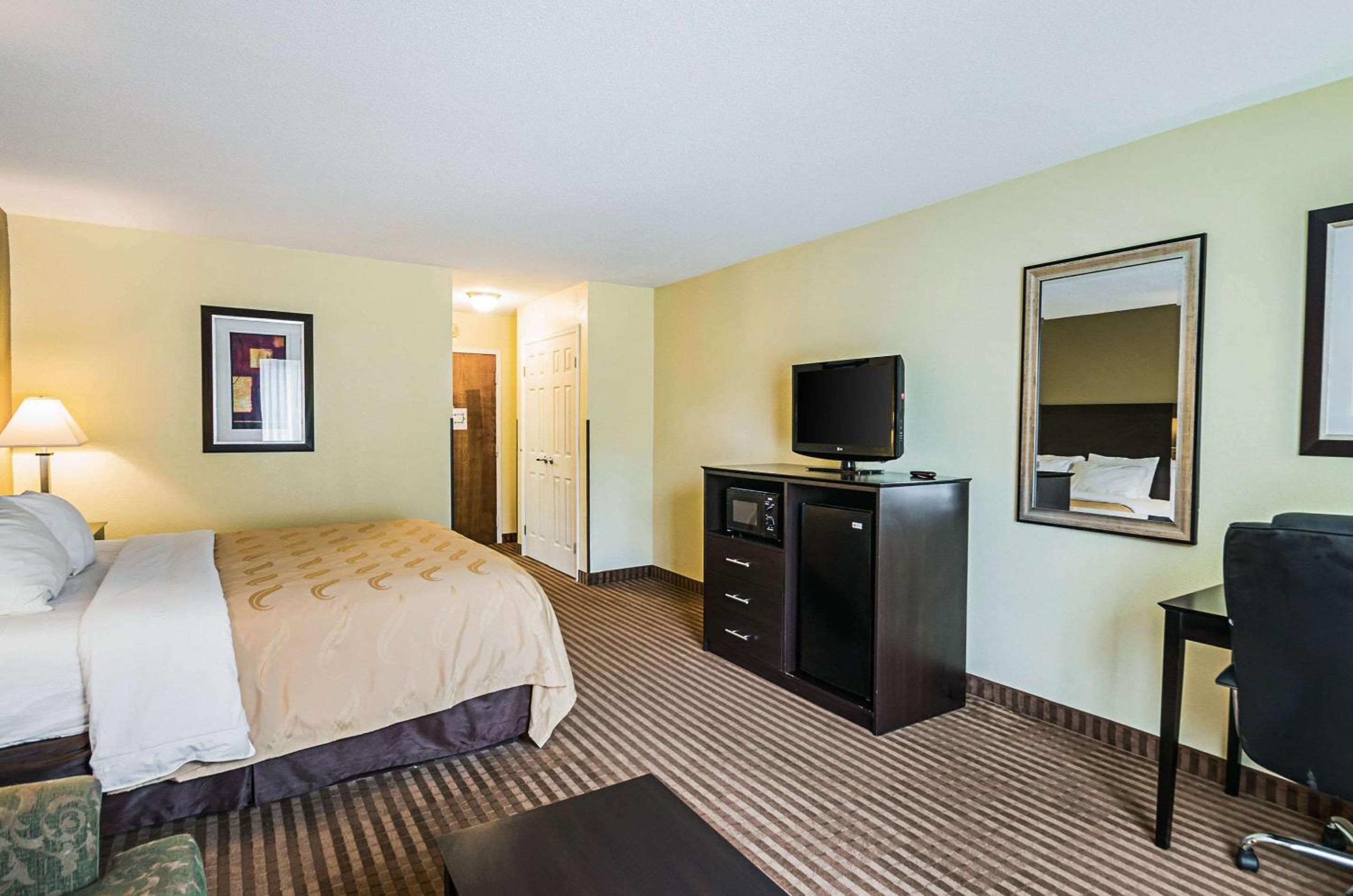 King Room with Sofa Bed and Whirlpool - Non-Smoking - Photo 3