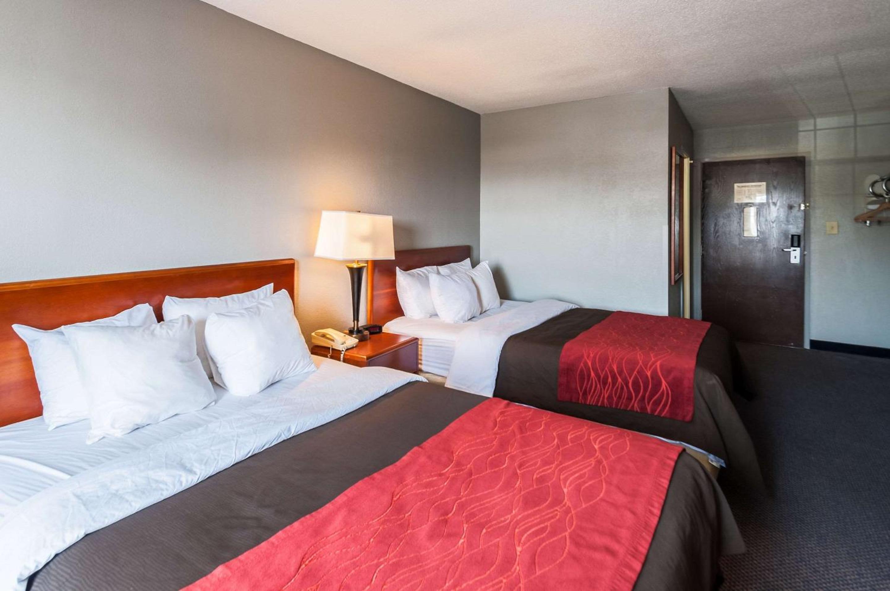Queen Room with Two Queen Beds - Non-Smoking - Photo 2