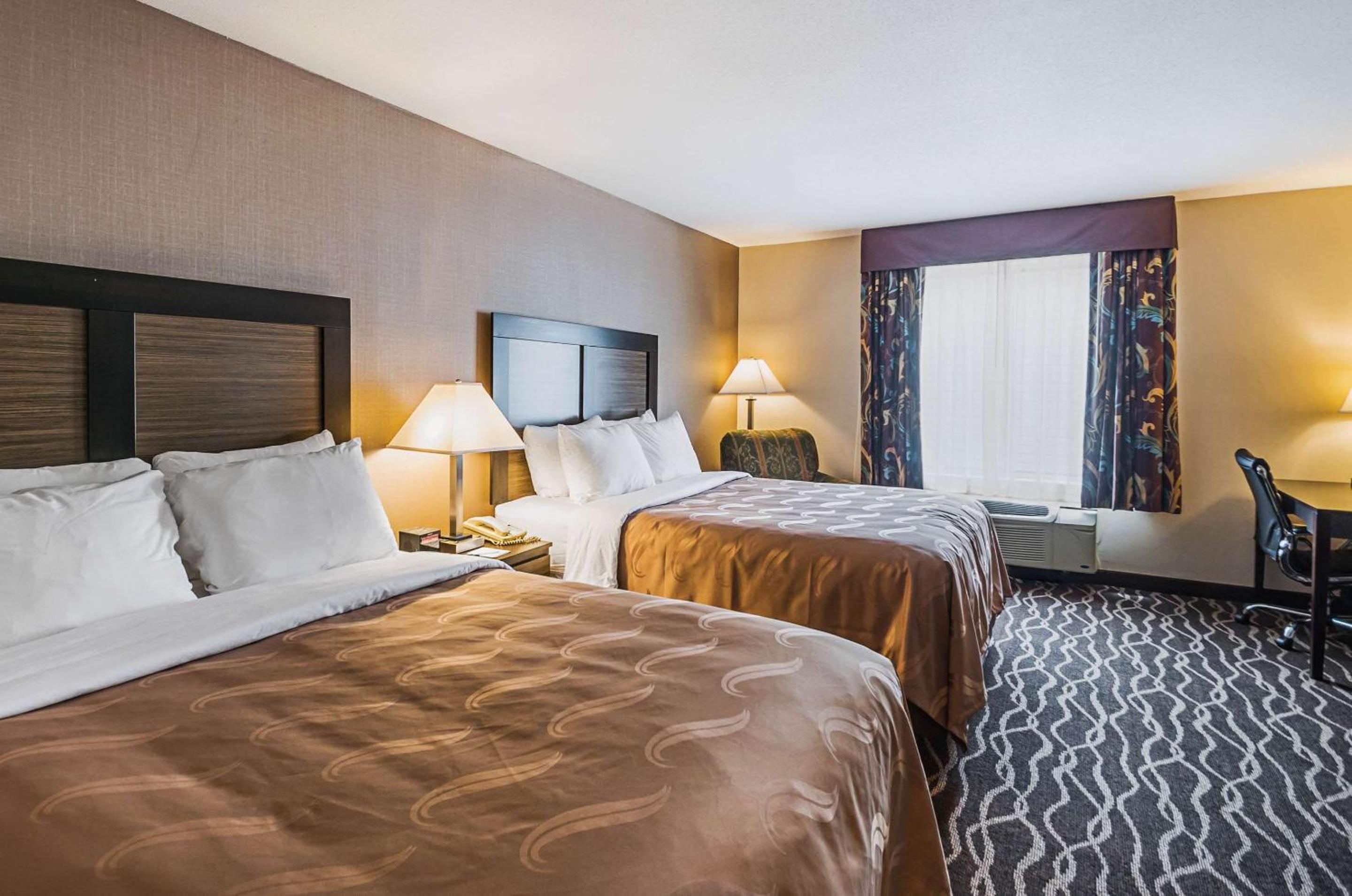 Queen Room with Two Queen Beds - Non-Smoking - Photo 4