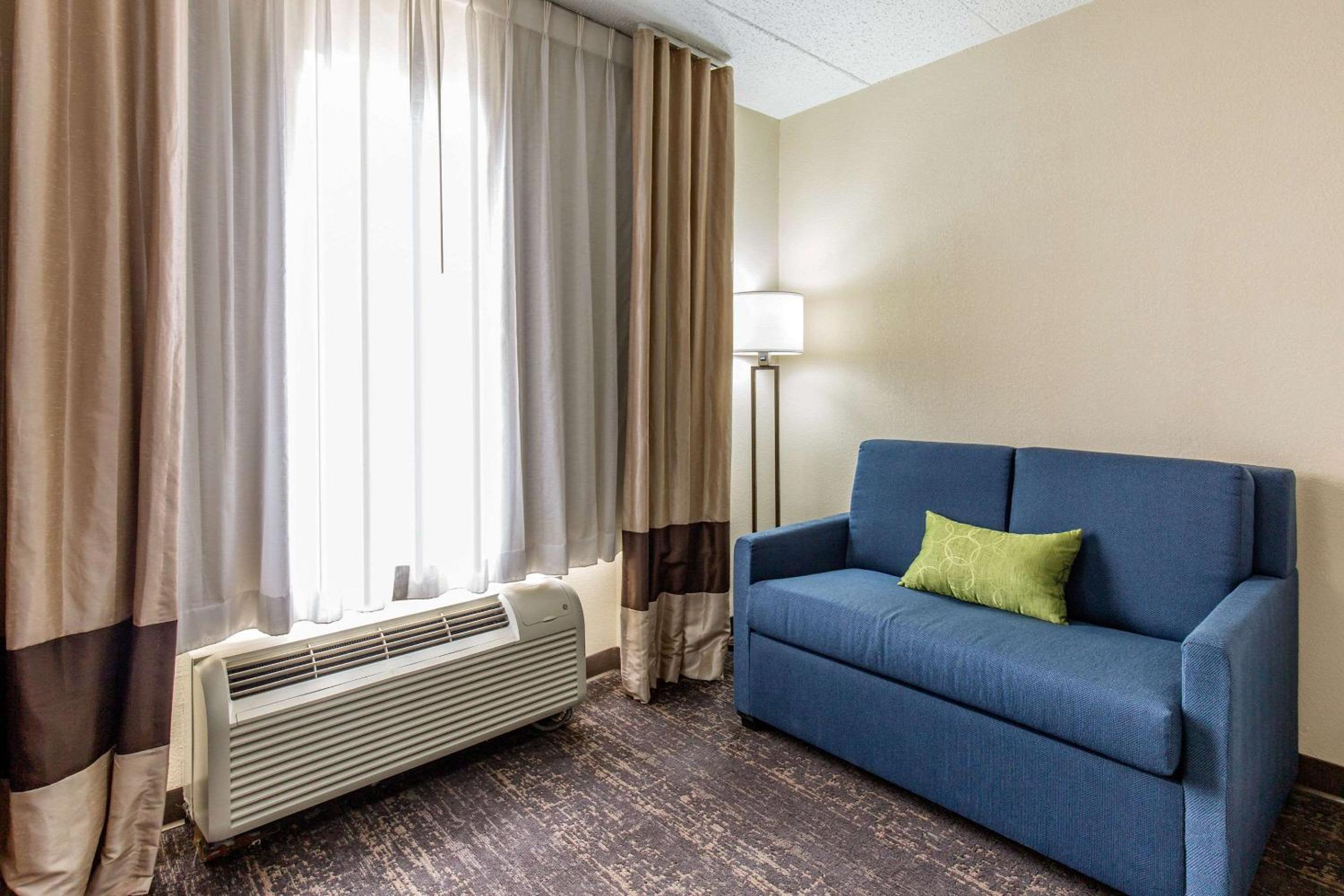 King Room - Non-Smoking - Photo 3