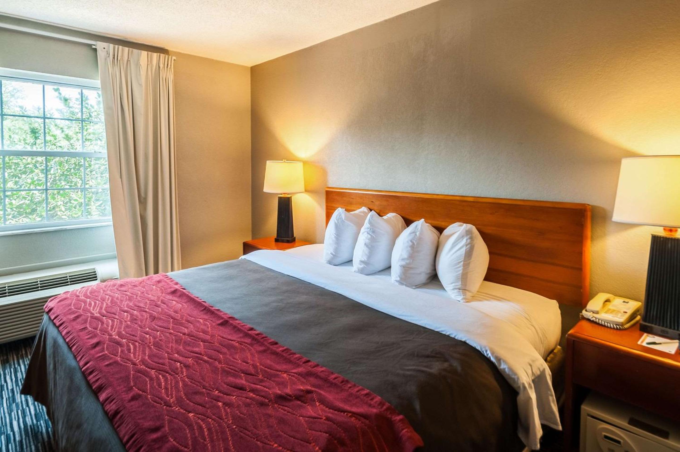 Queen Room with Two Queen Beds - Non-Smoking - Photo 4
