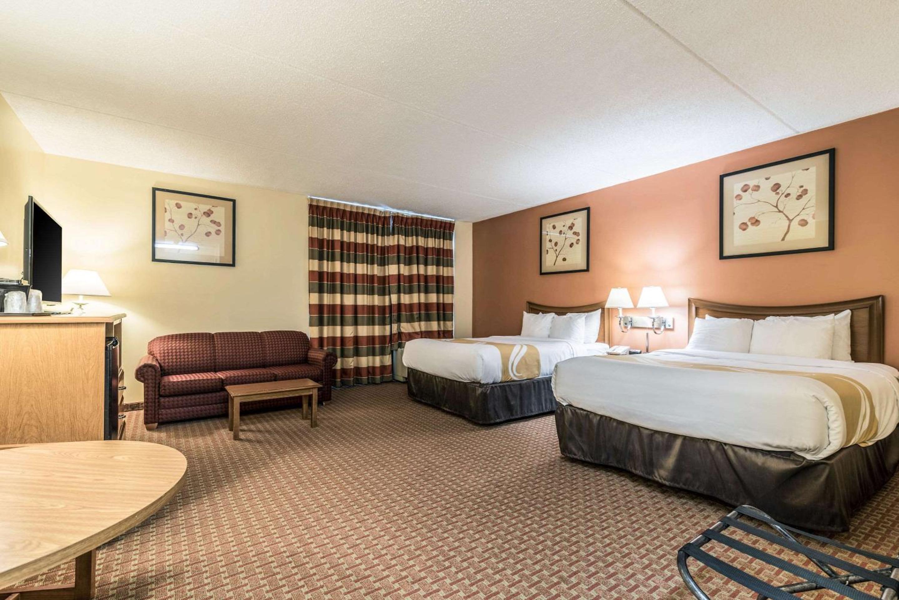 Quadruple Room with Two Queen Beds - Non Smoking - Photo 1