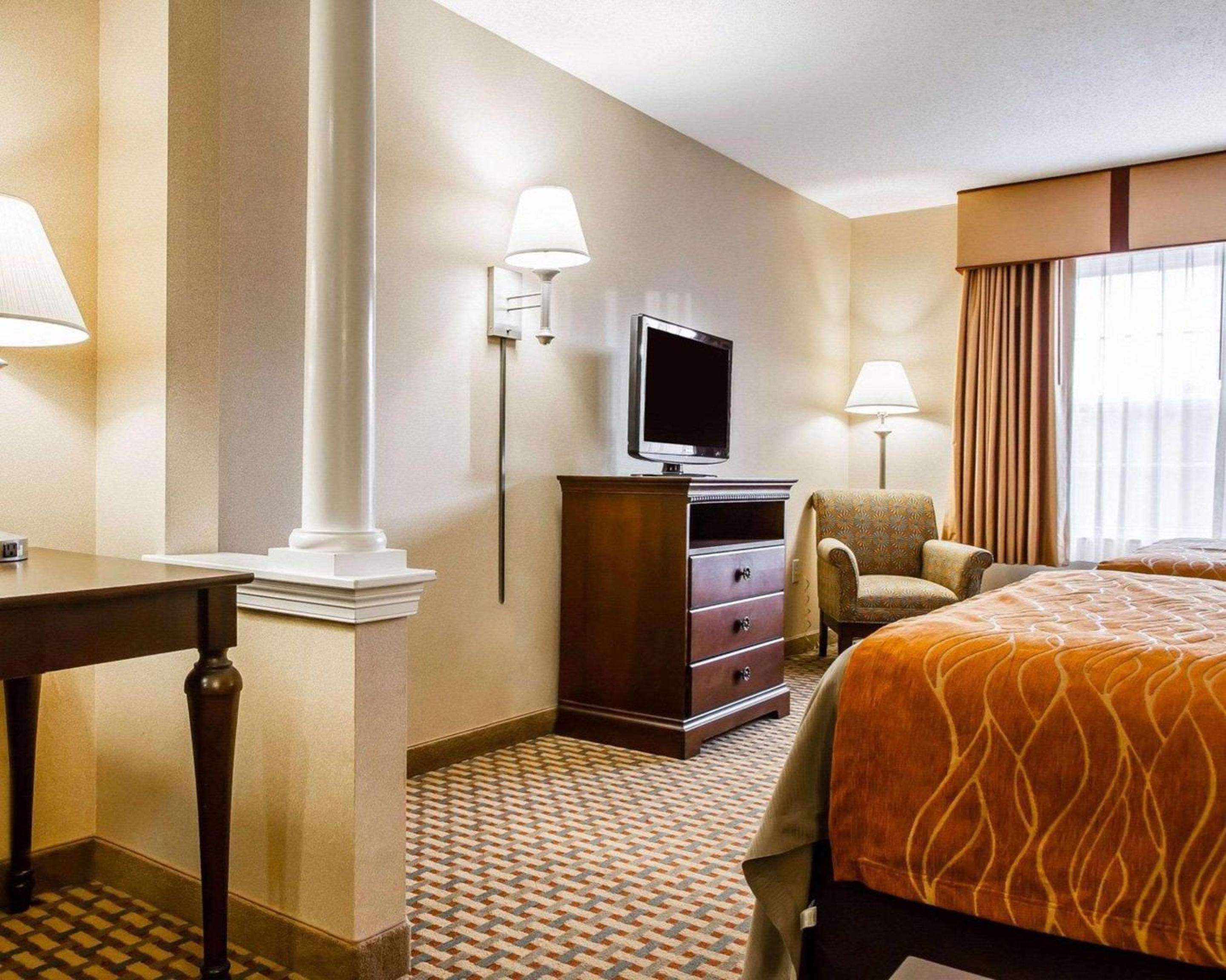 Queen Suite with Two Queen Beds - Non-Smoking - Photo 4