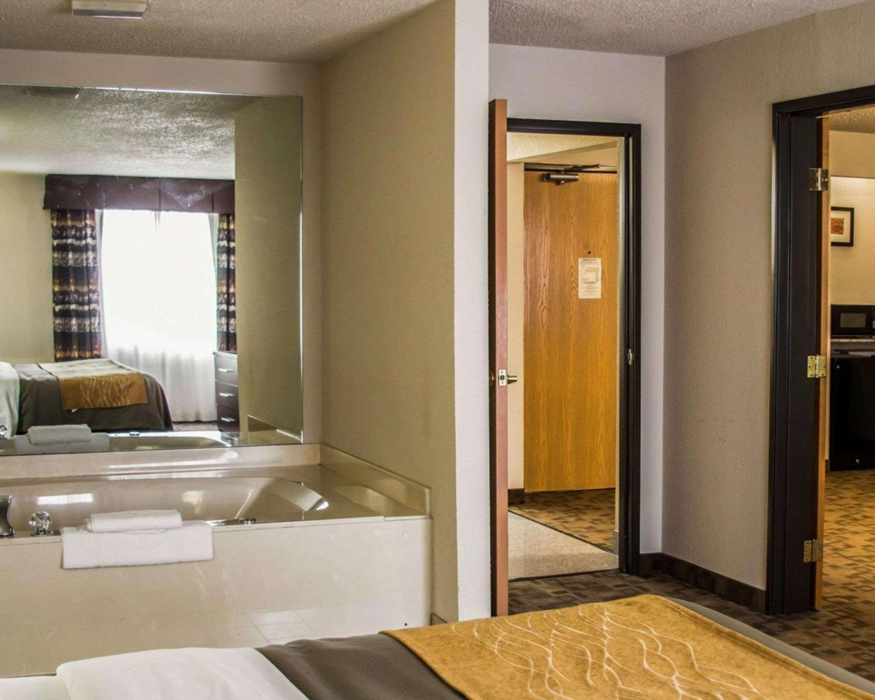 King Suite - Non-Smoking - Photo 5