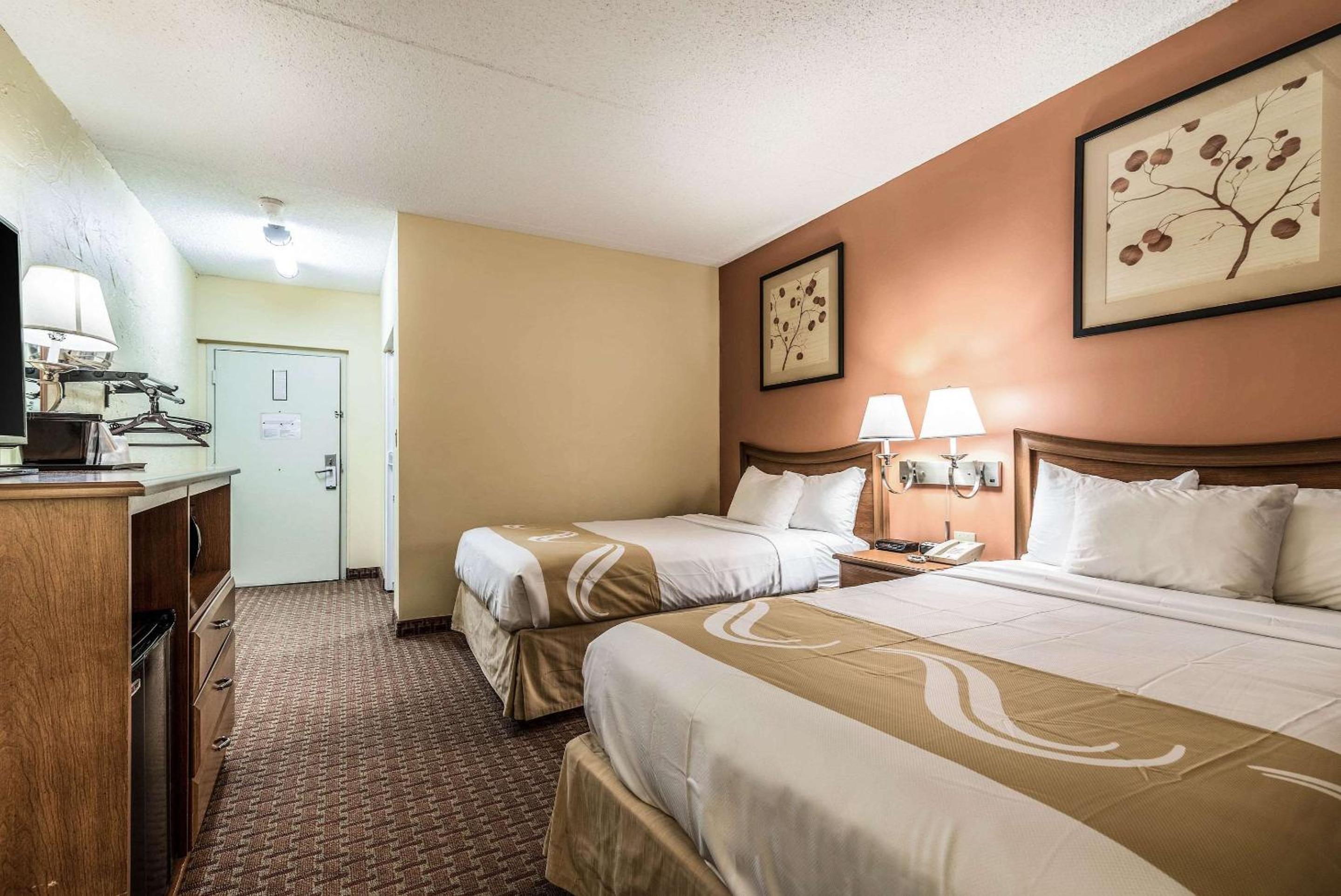 Quadruple Room with Two Queen Beds - Non Smoking - Photo 4