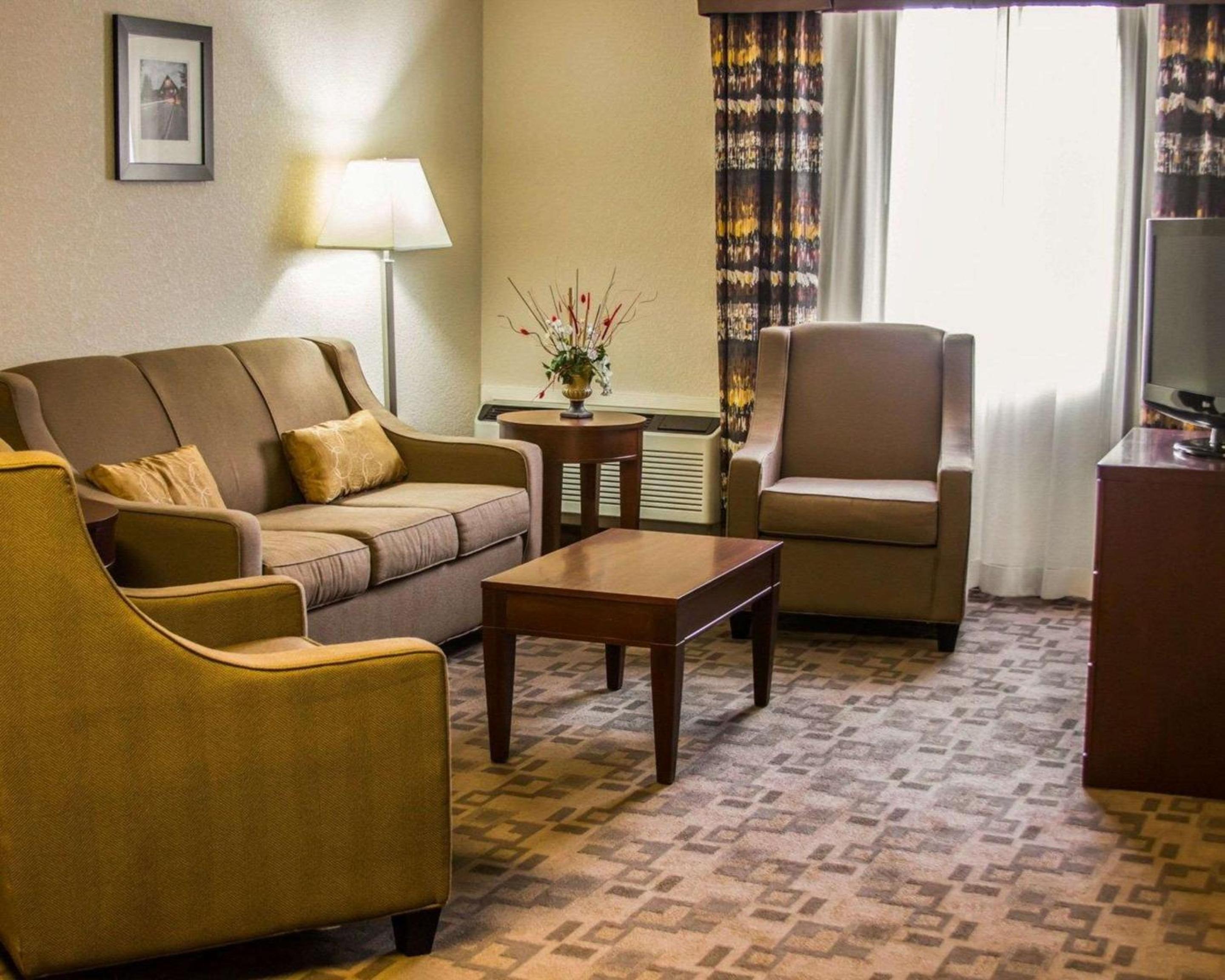 King Suite - Non-Smoking - Photo 2