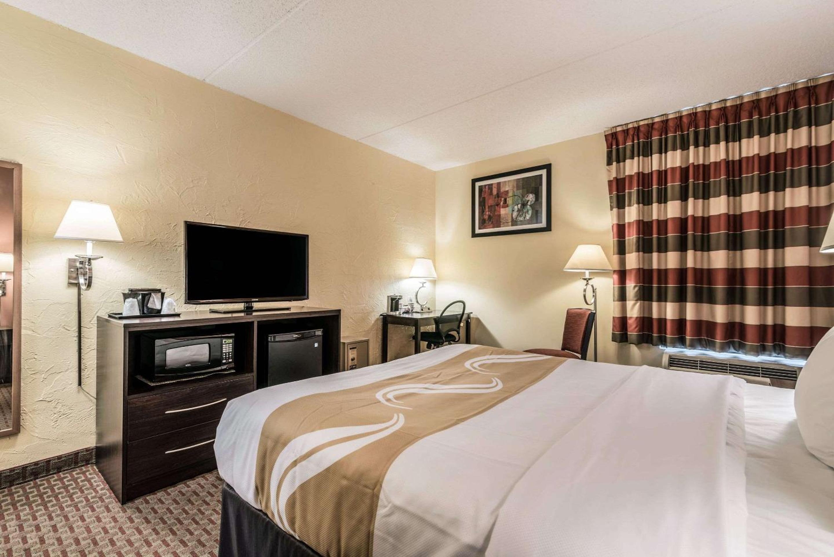 Two Queen Beds - Non Smoking - Photo 6