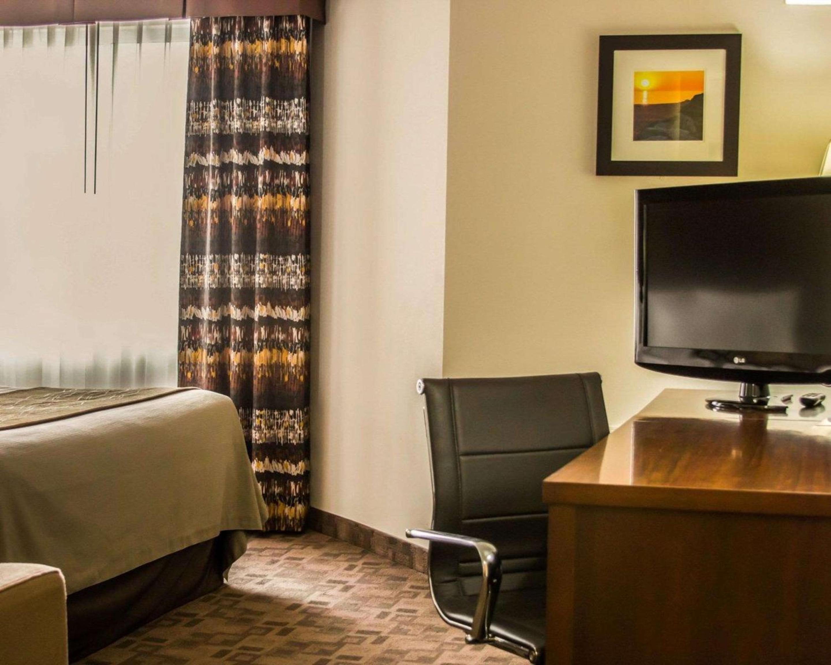 King Room - Non-Smoking - Photo 5