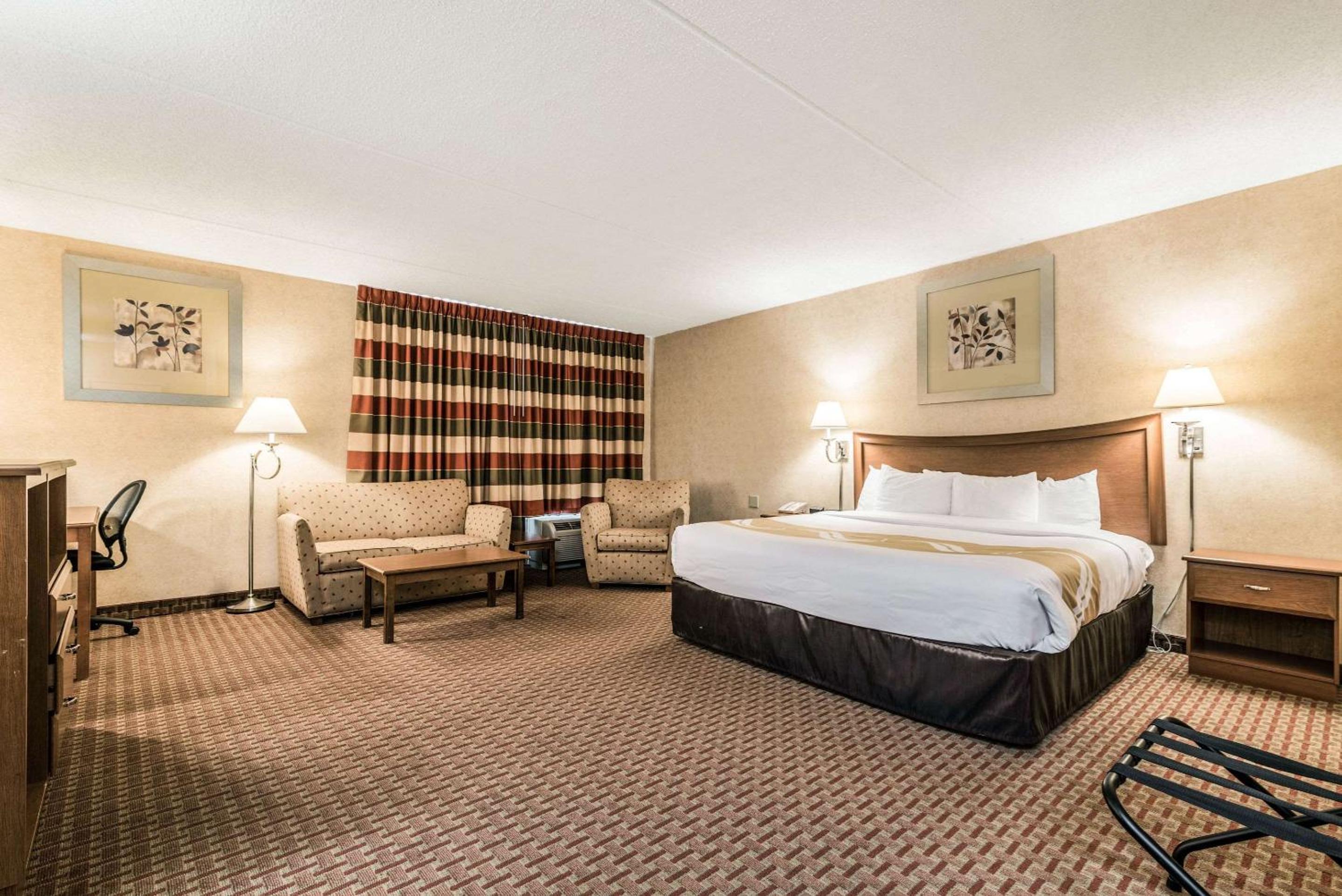 King Suite - Non Smoking/Pet Friendly - Photo 1