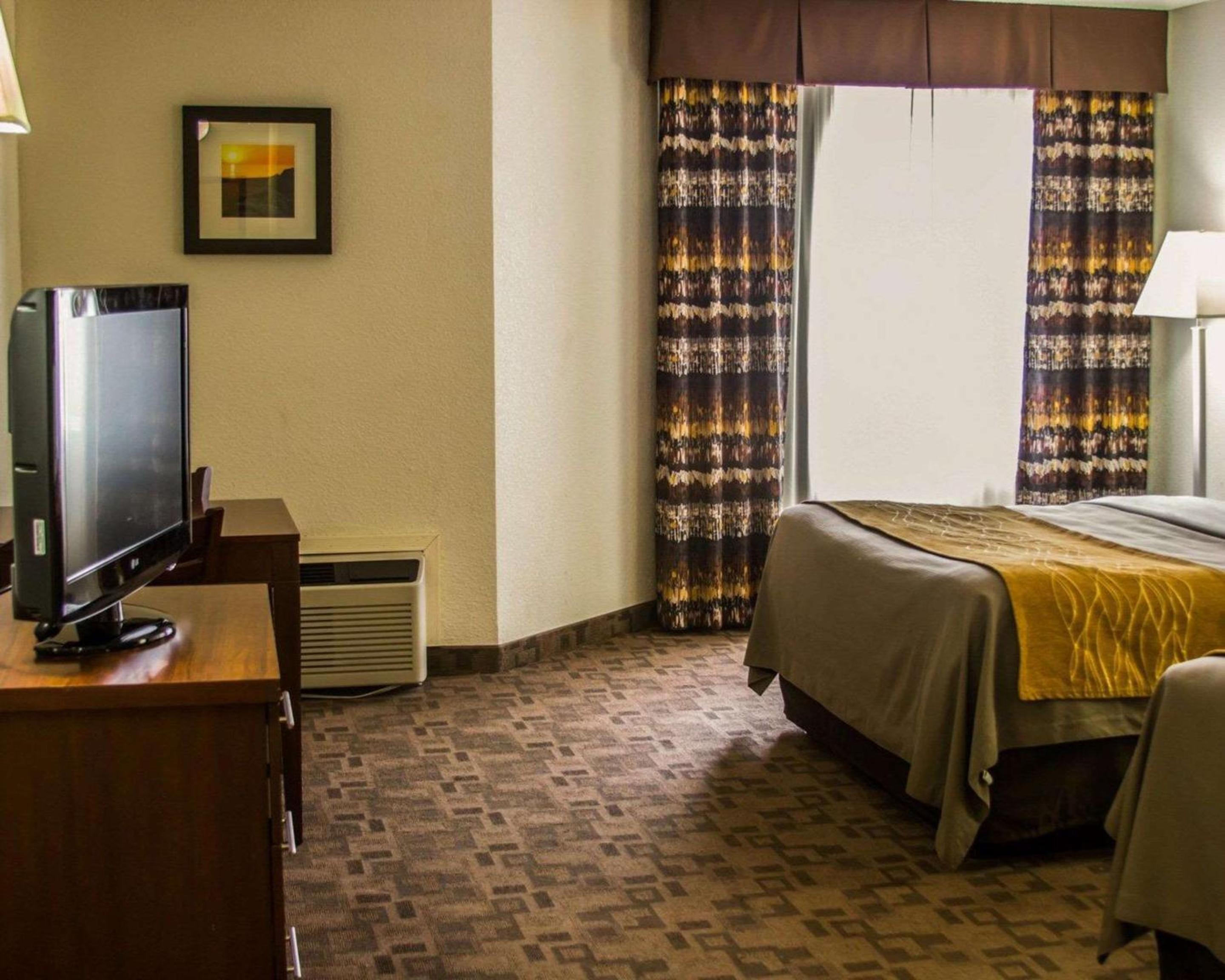 Queen Room with Two Queen Beds - Non-Smoking - Photo 2
