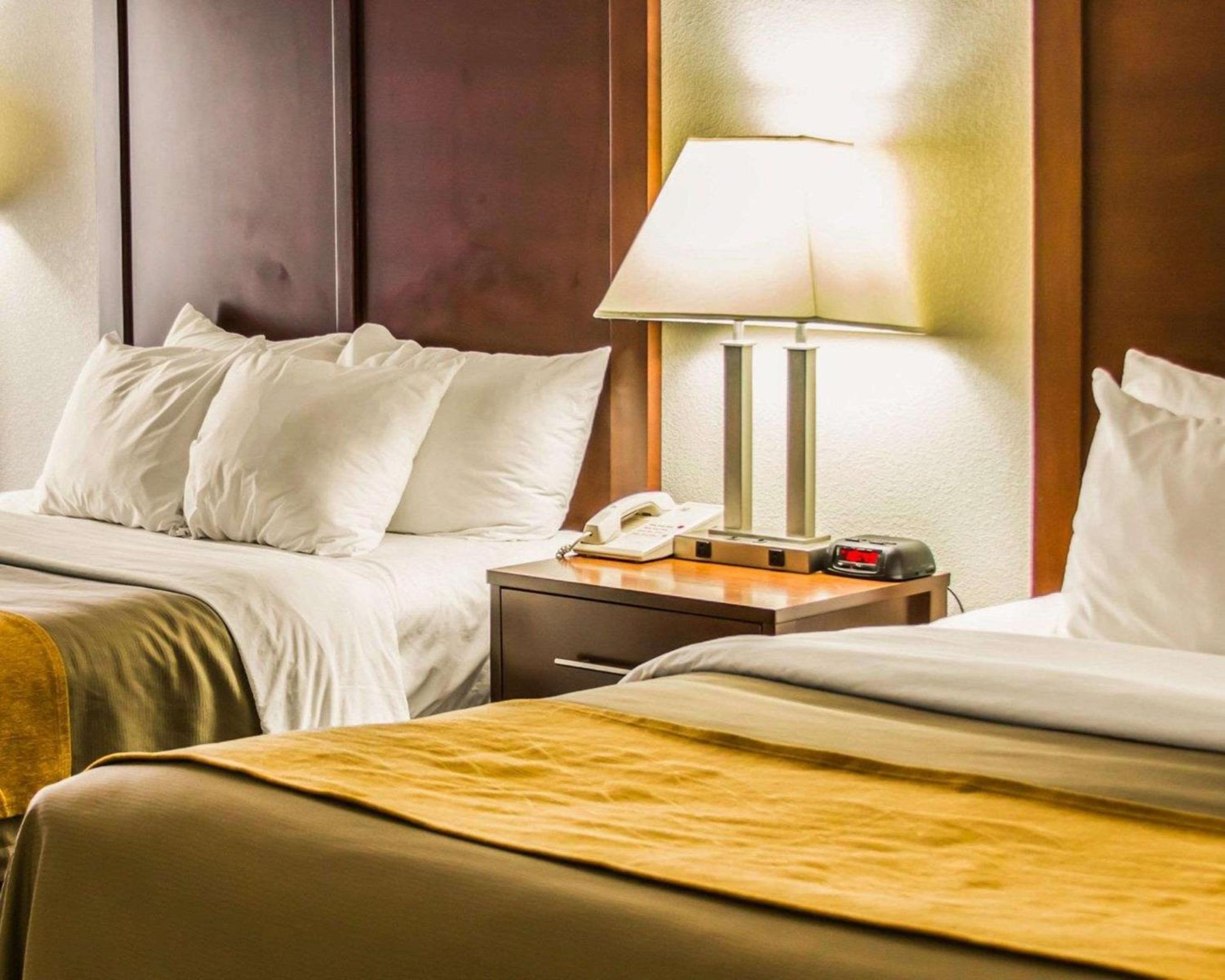 Queen Room with Two Queen Beds - Non-Smoking - Photo 3