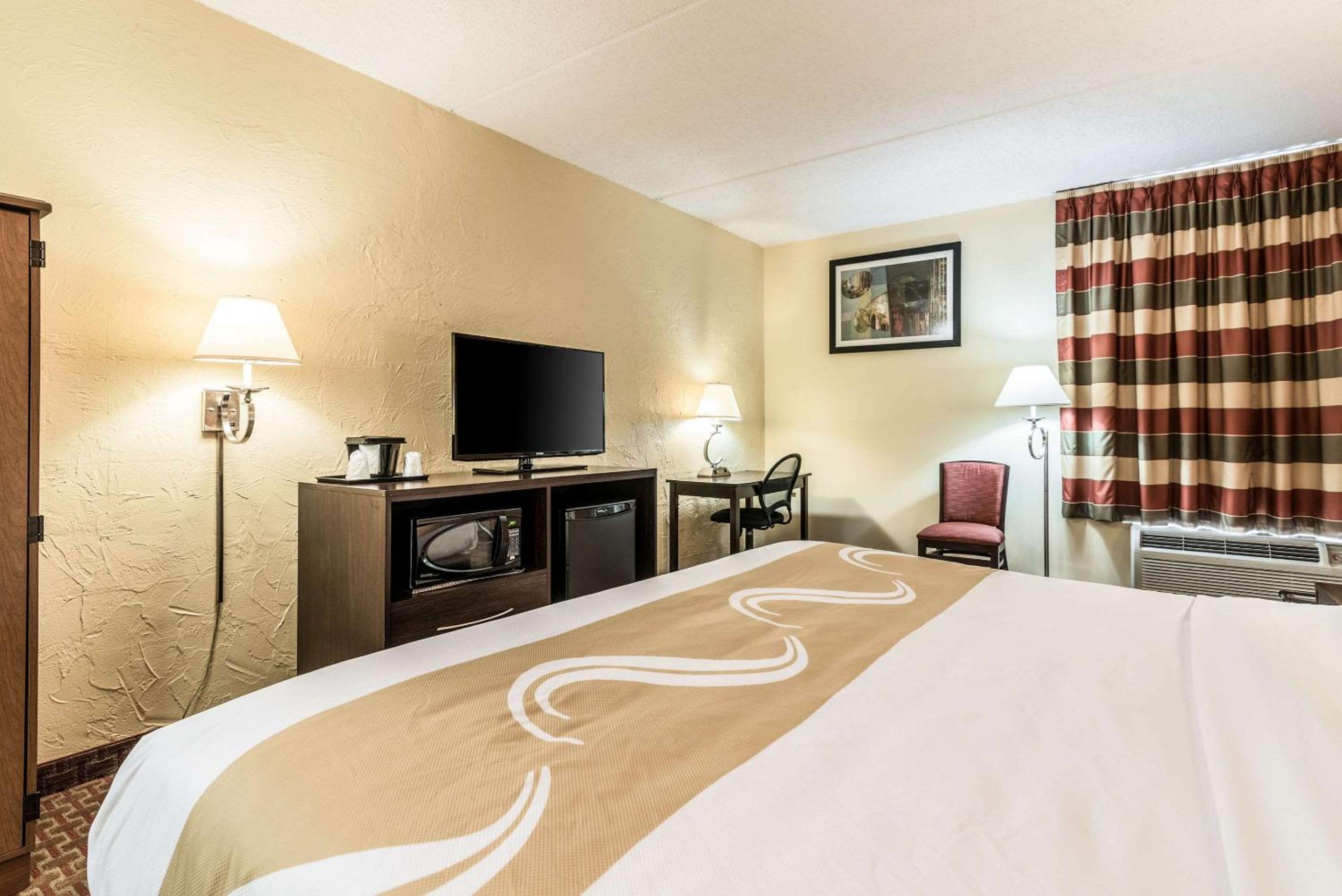 King Room - Non Smoking - Photo 4