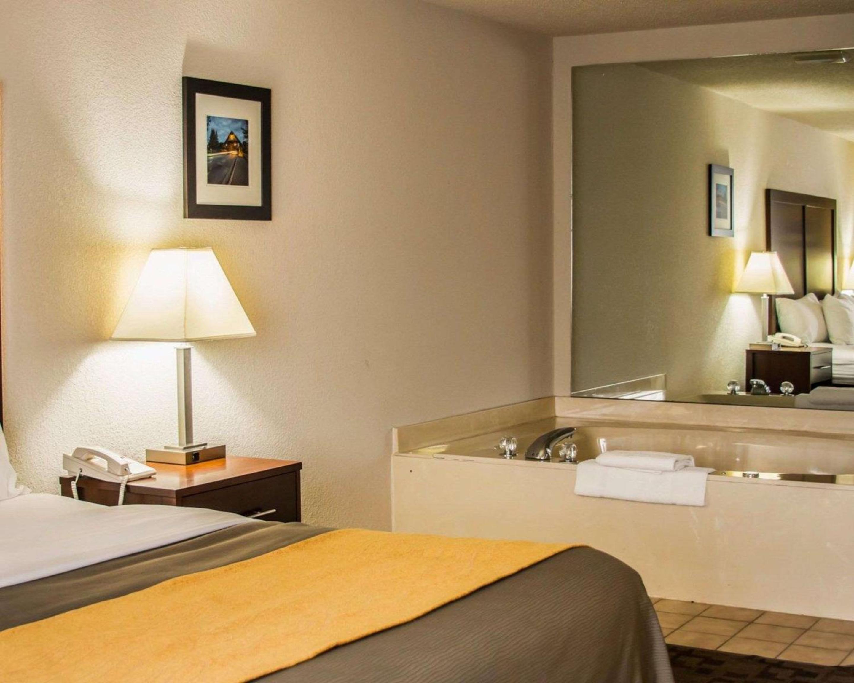 King Suite - Non-Smoking - Photo 4