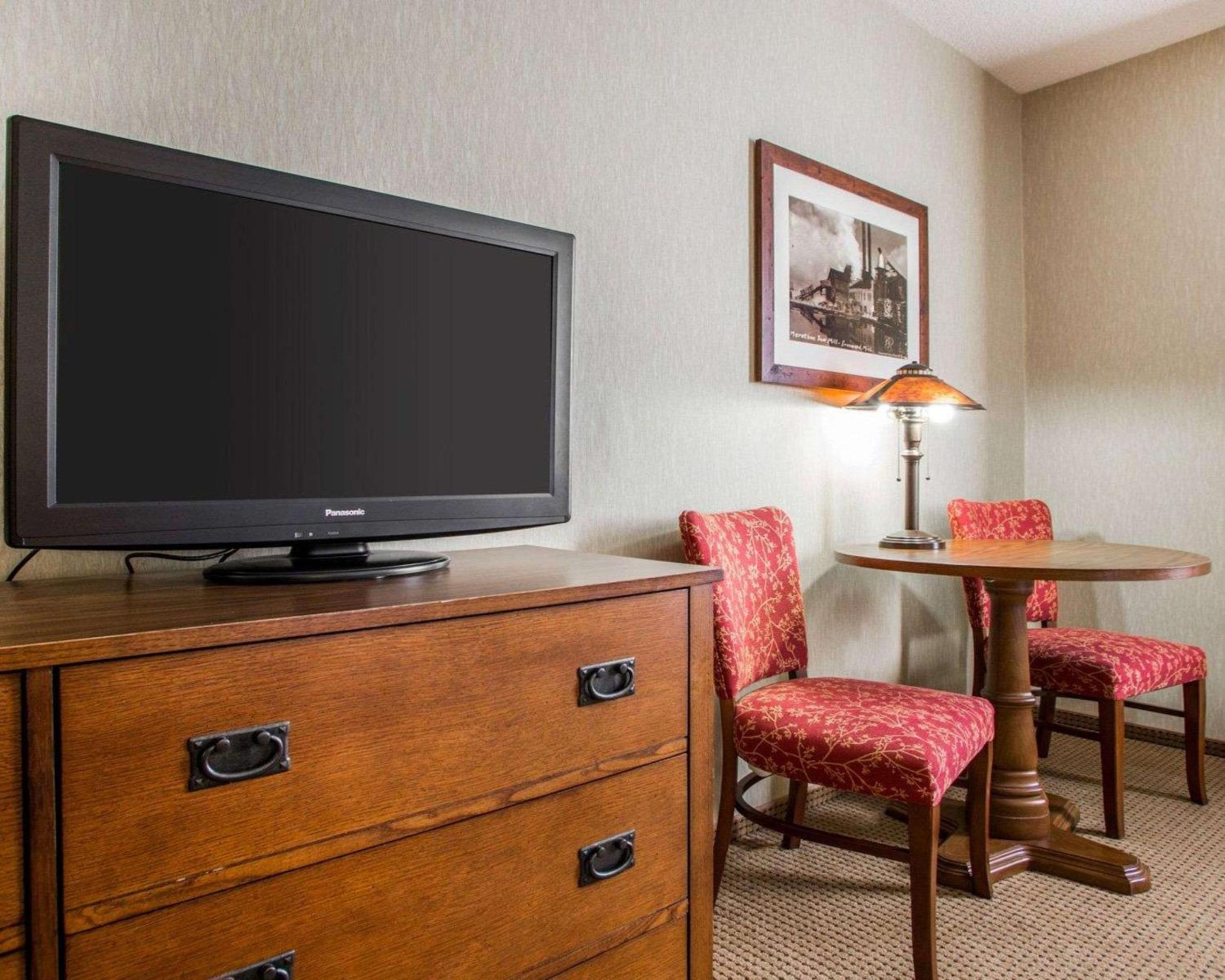 Queen Room with Two Queen Beds - Non-Smoking - Photo 1