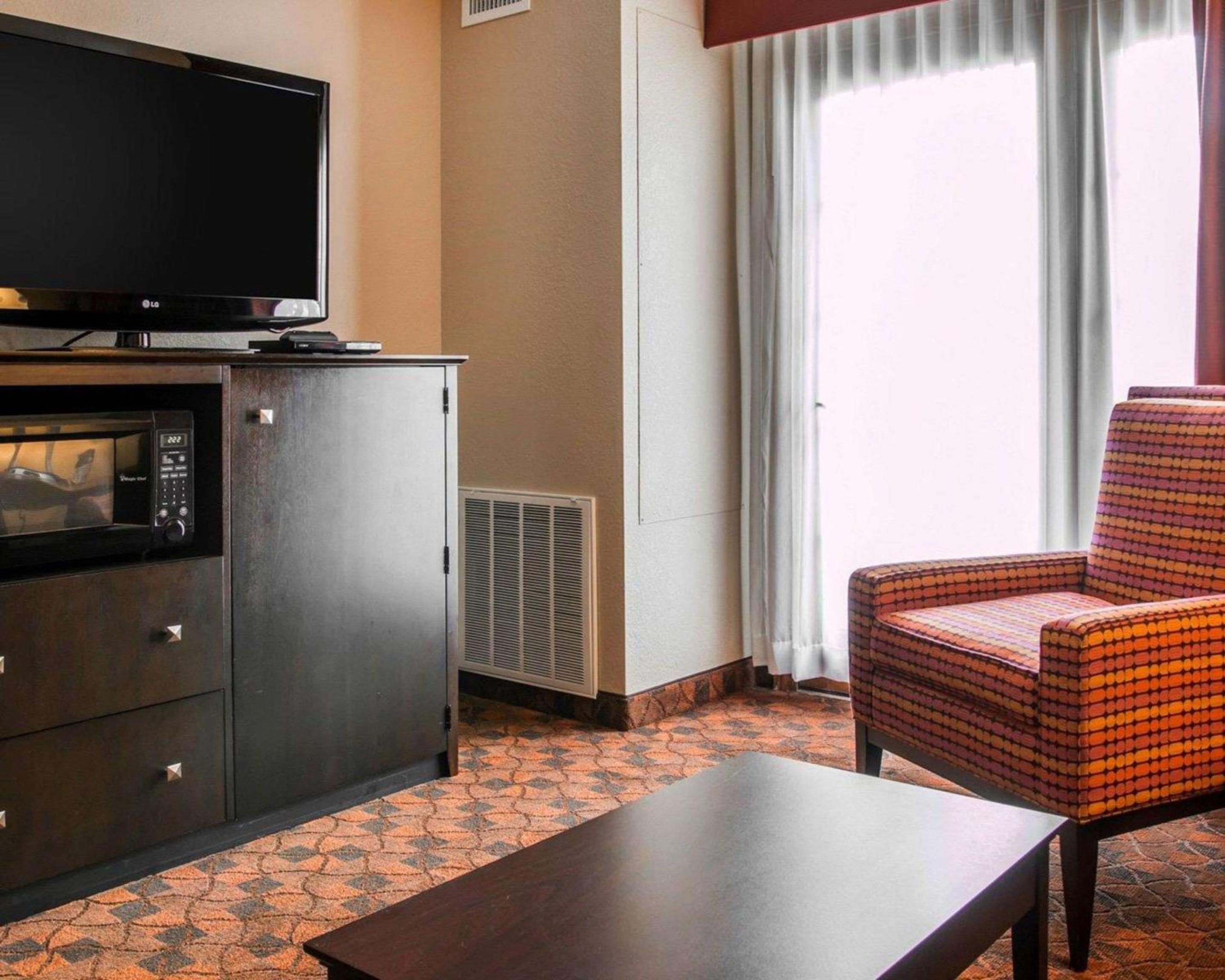 King Suite - Non-Smoking - Photo 2