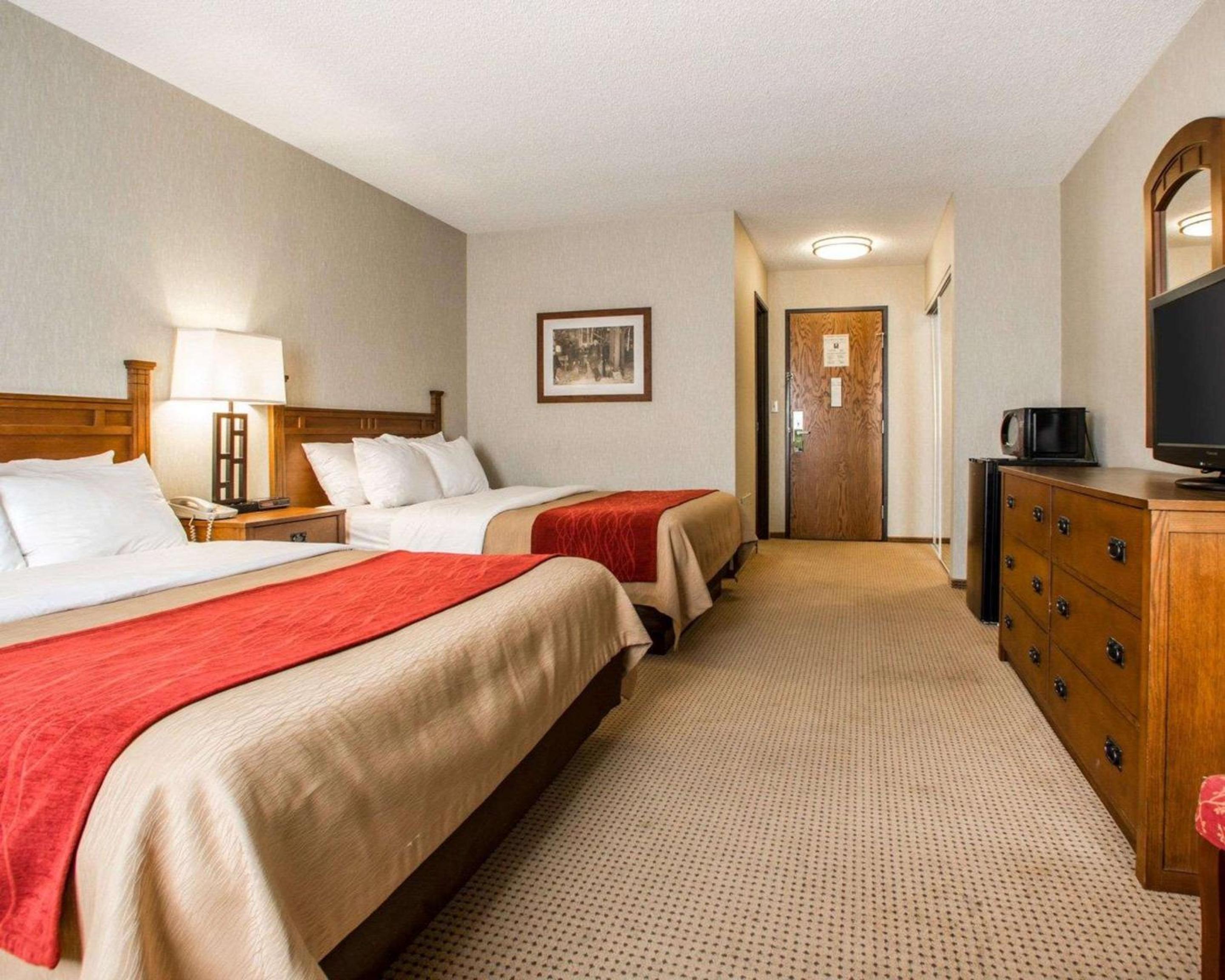 Queen Room with Two Queen Beds - Non-Smoking - Photo 2