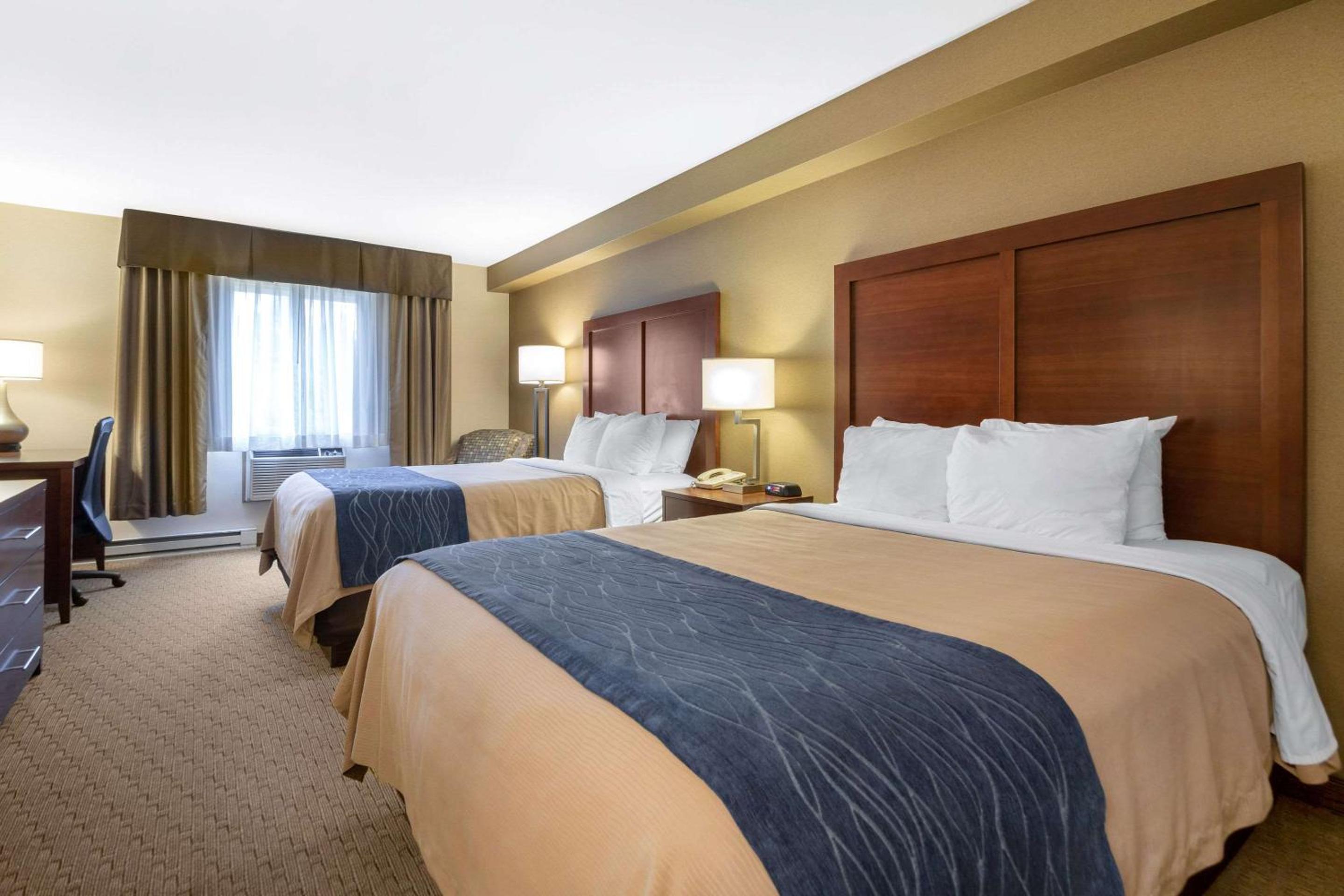 Queen Room with Two Queen Beds - Non-Smoking - Photo 2