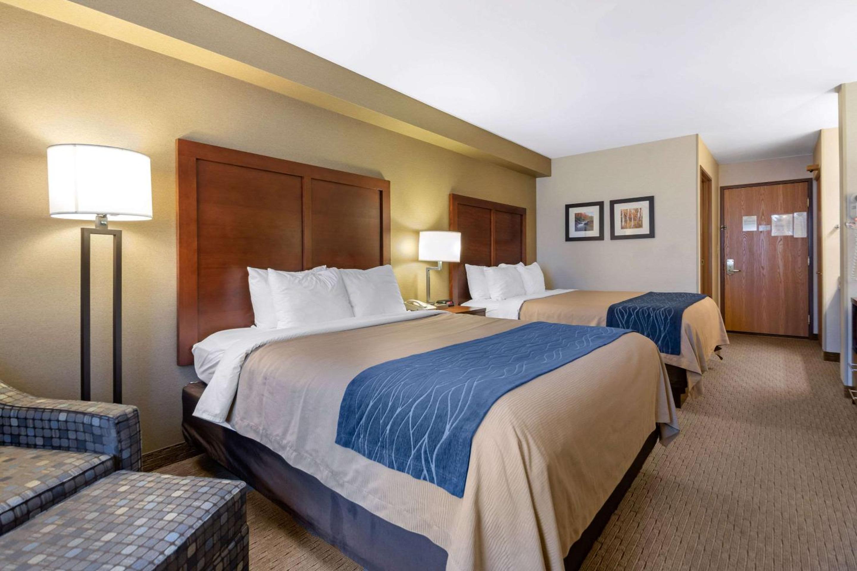 Queen Room with Two Queen Beds - Non-Smoking - Photo 3