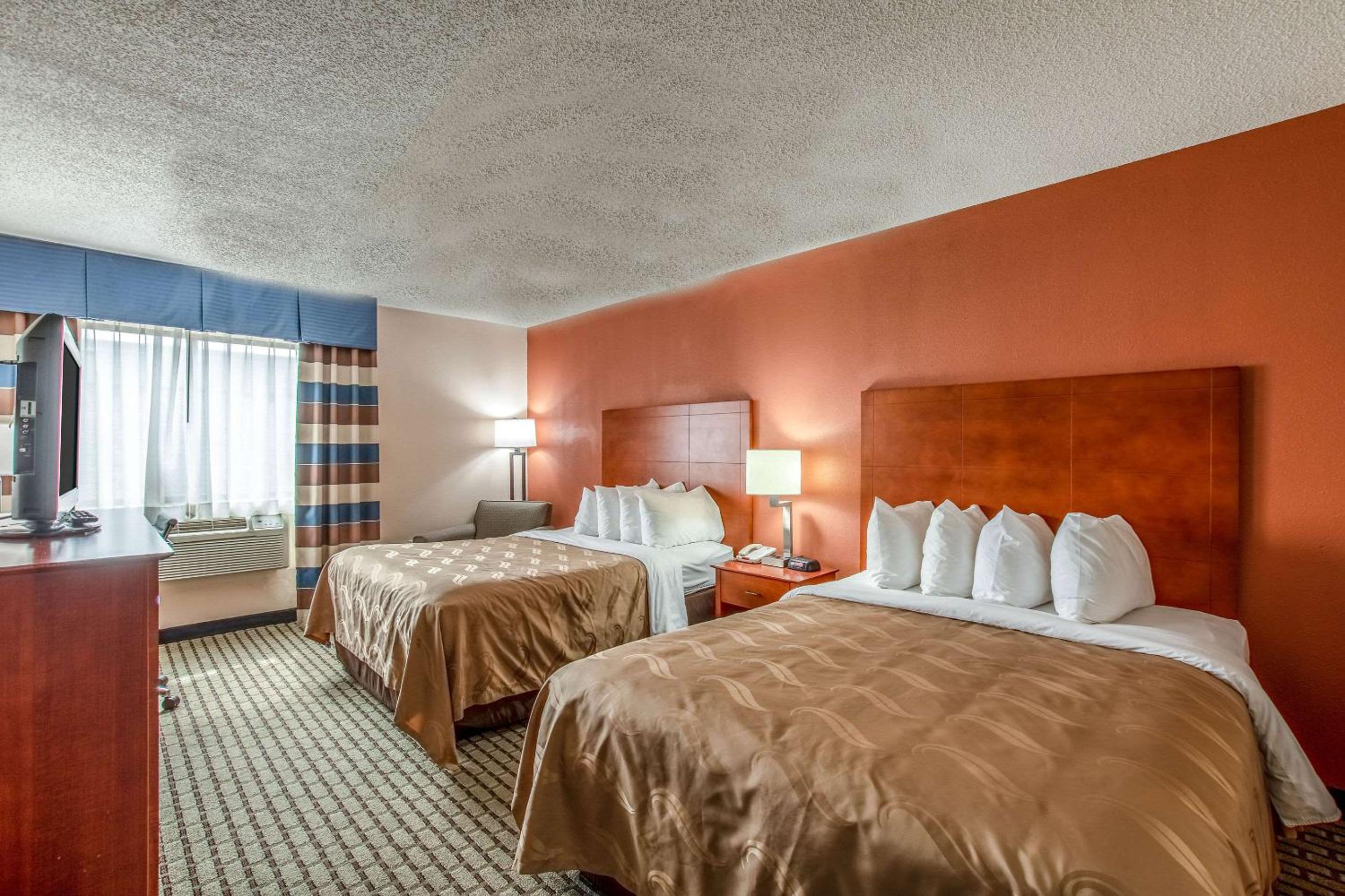 Queen Room with Two Queen Beds - Non-Smoking - Photo 6