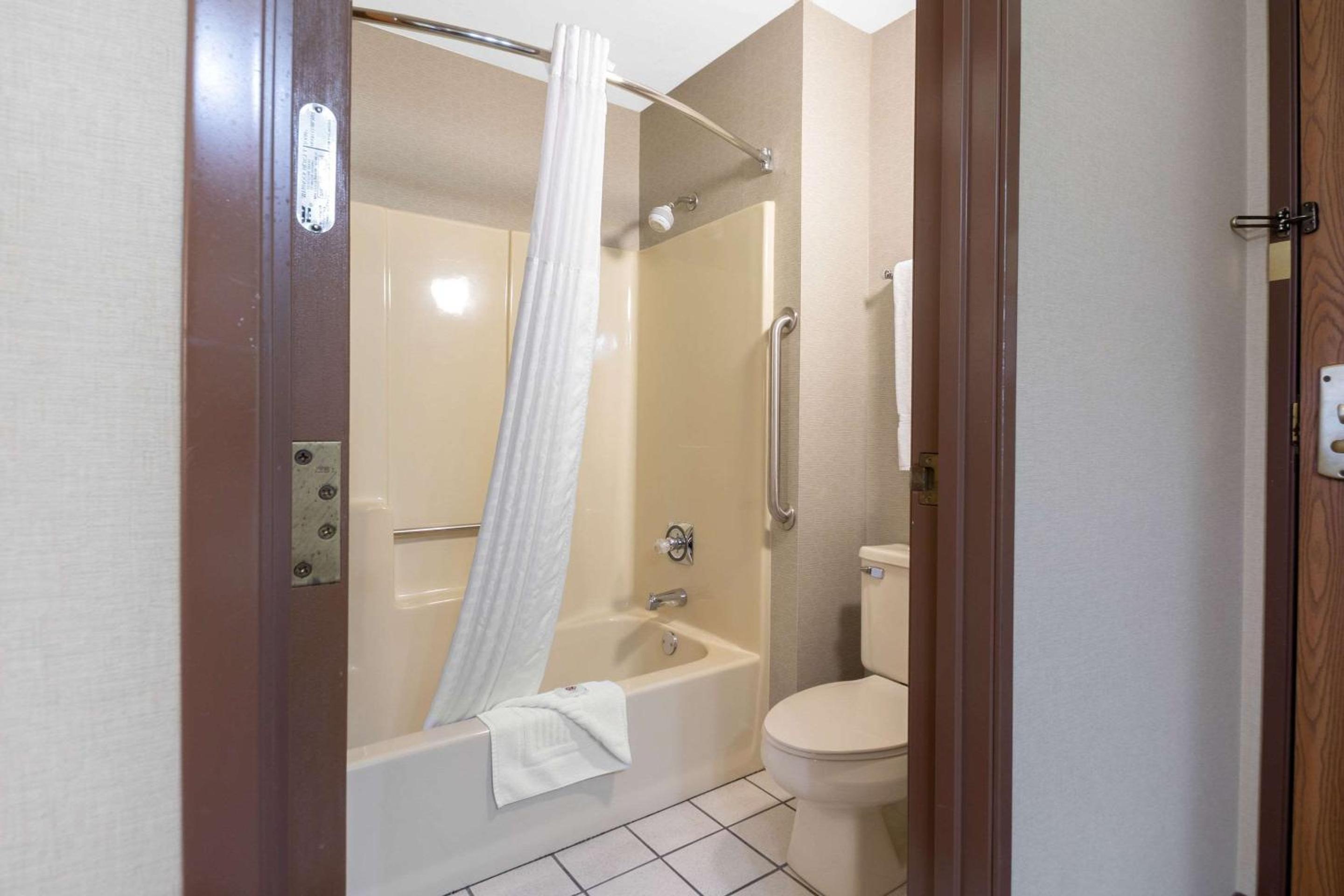King Room - Non-Smoking - Photo 4