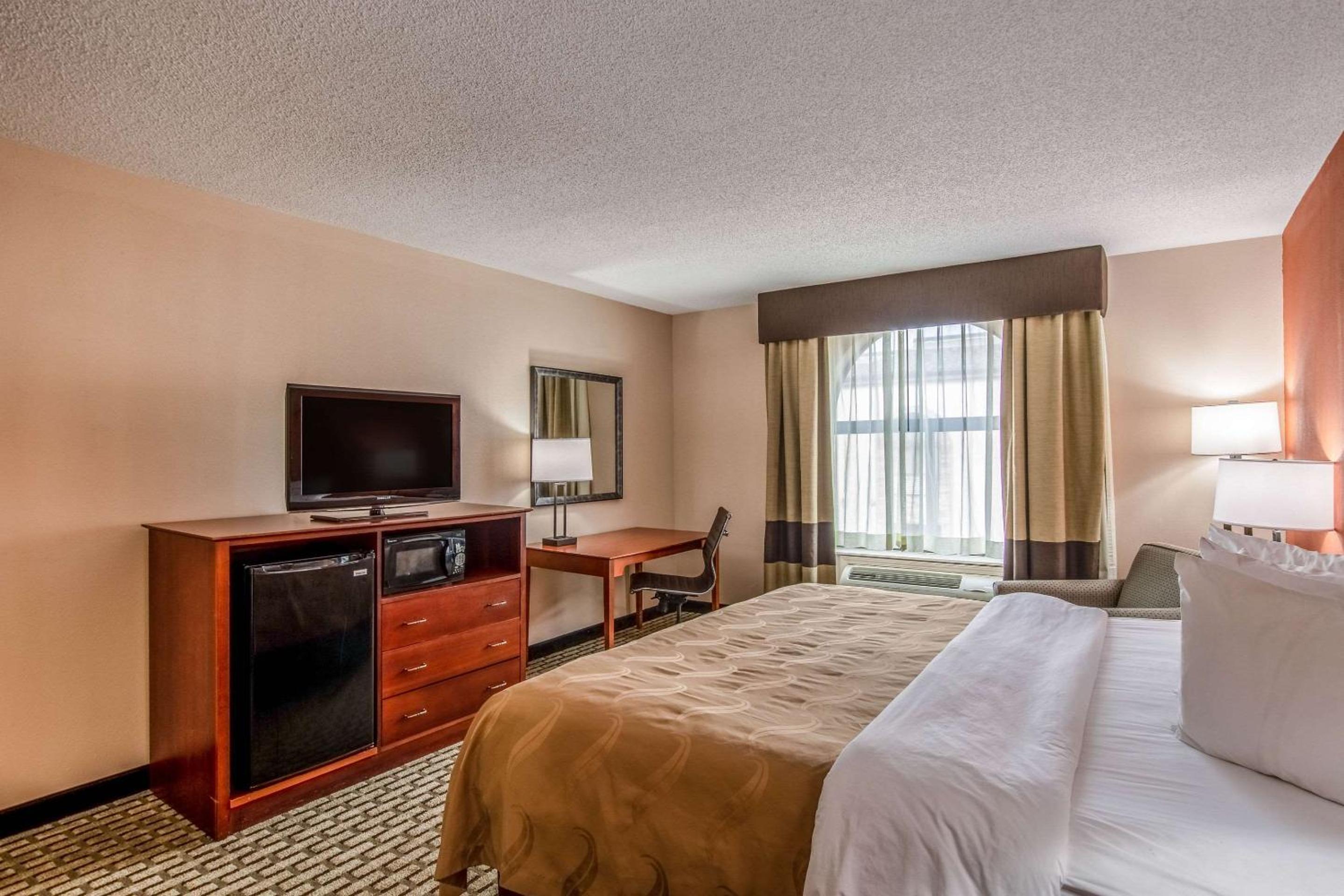 King Room - Non-Smoking - Photo 3