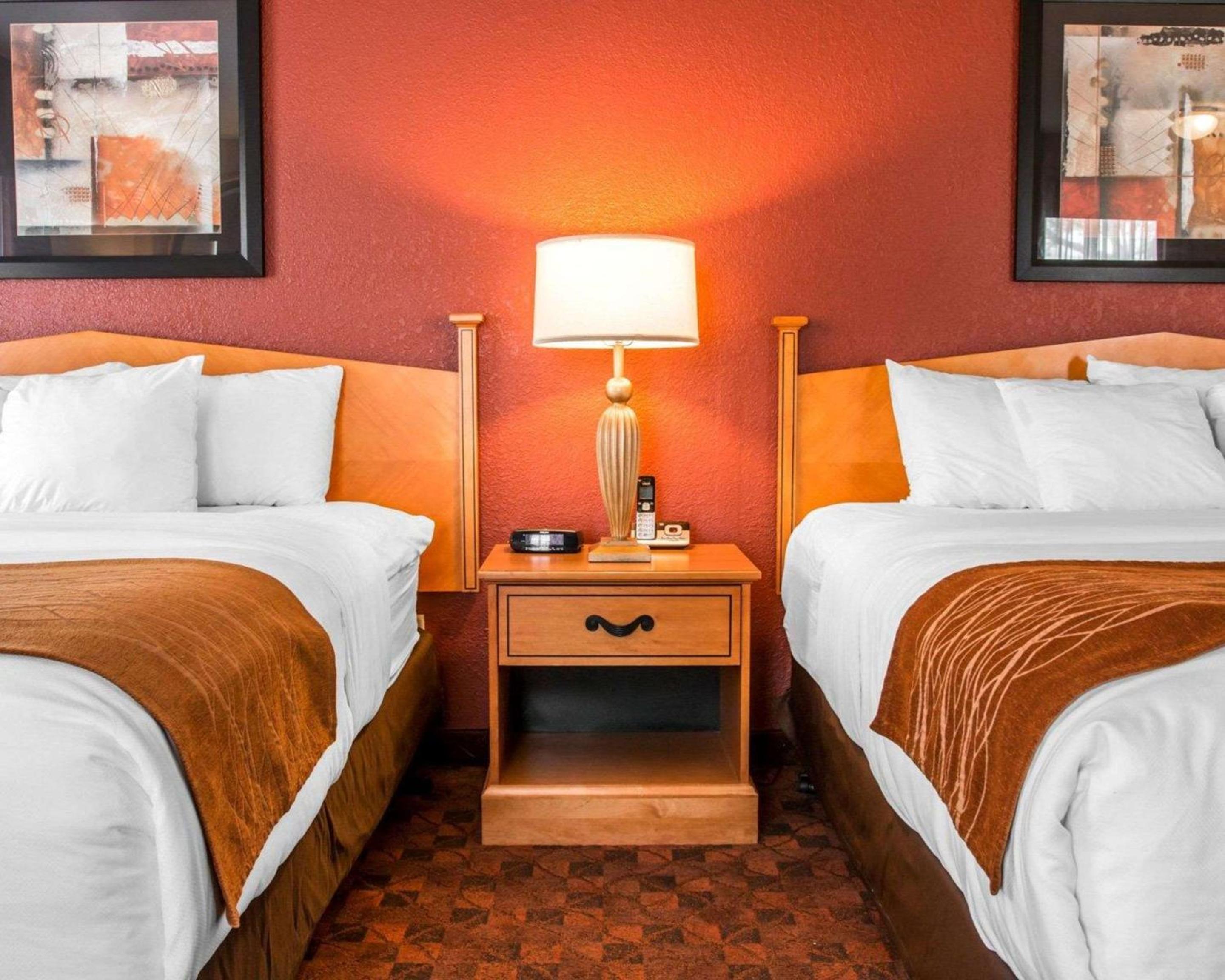 Queen Room with Two Queen Beds - Non-Smoking - Photo 5