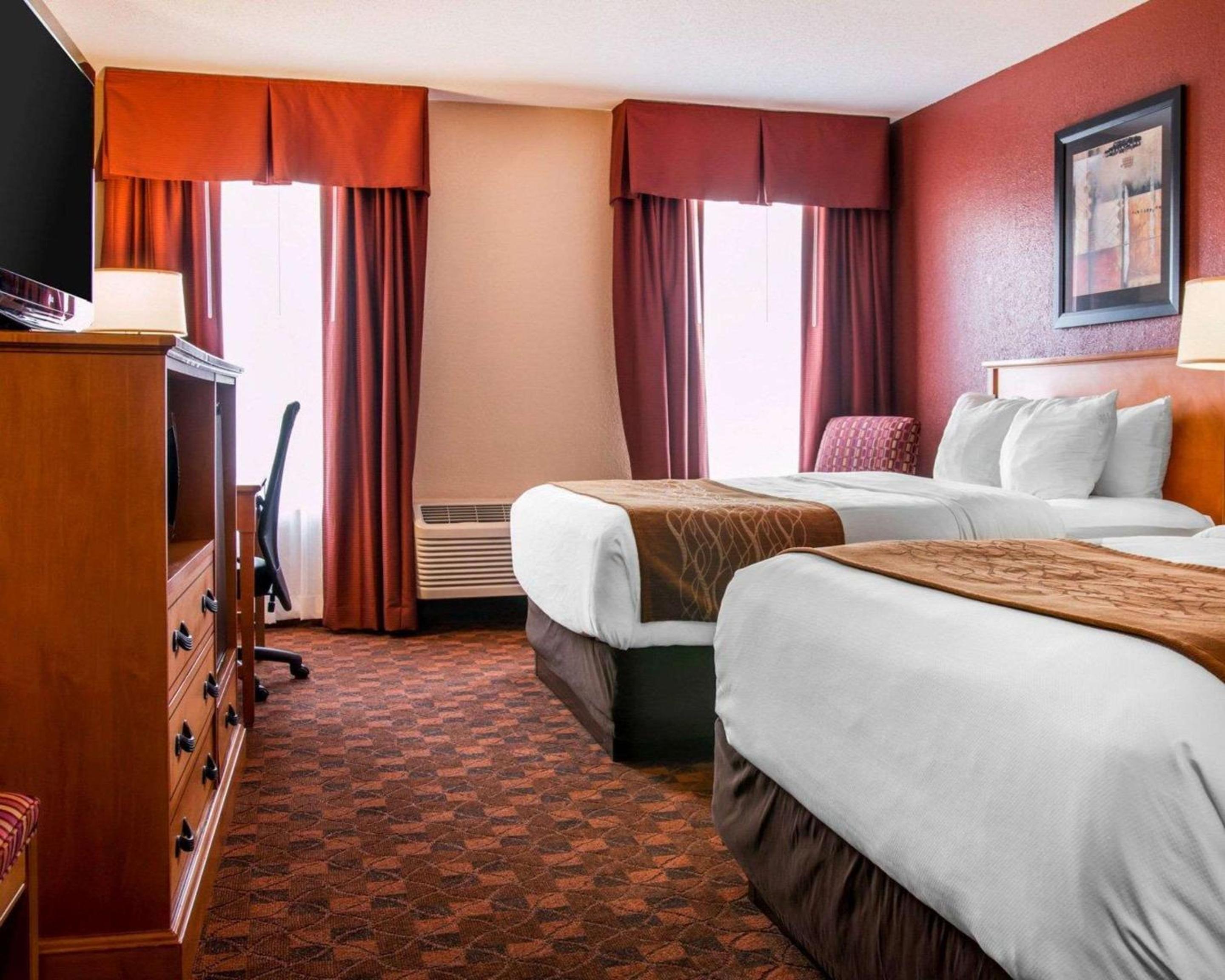 Queen Room with Two Queen Beds - Non-Smoking - Photo 6