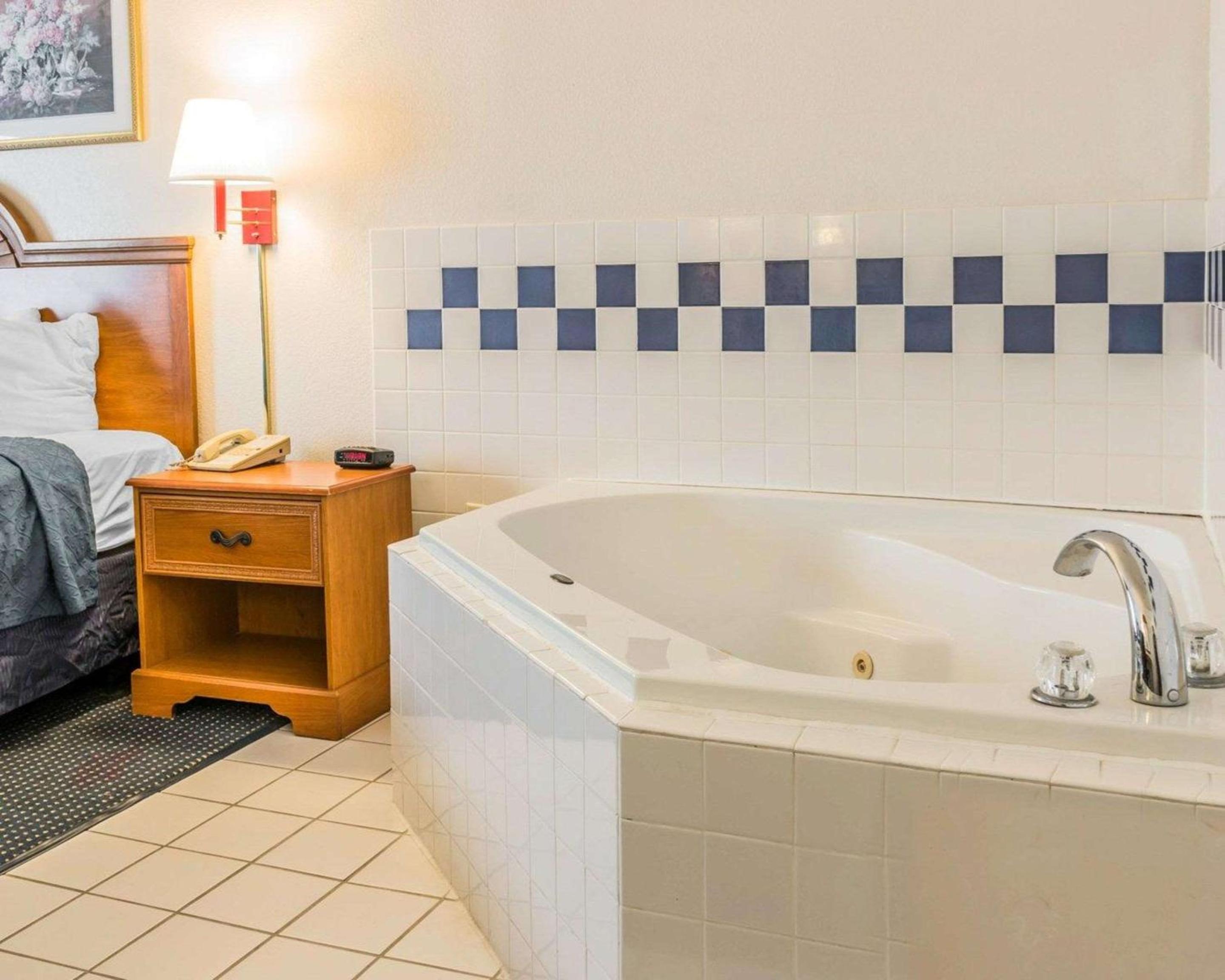 King Room with Spa Bath - Non-Smoking - Photo 5