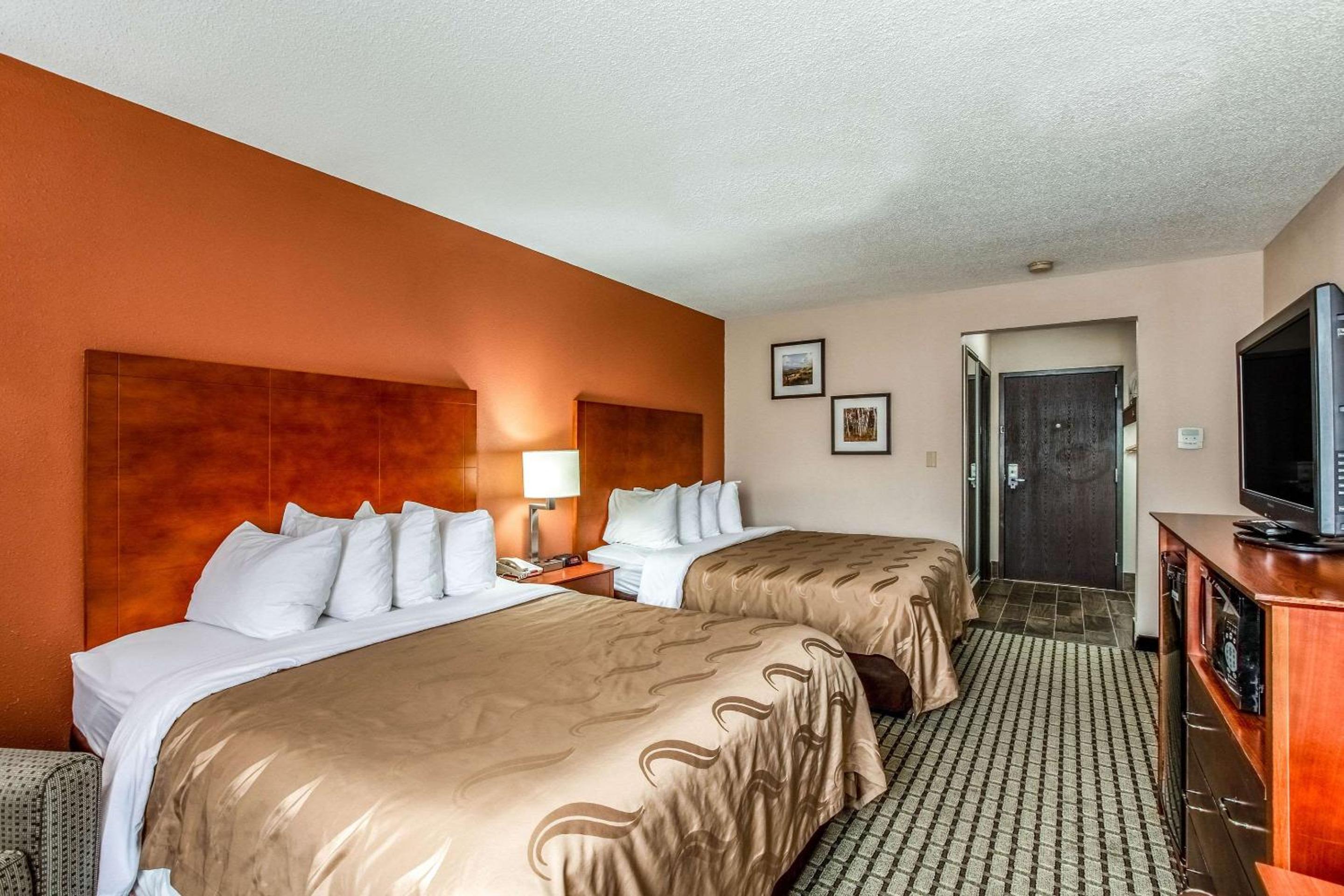 Queen Room with Two Queen Beds - Non-Smoking - Photo 3
