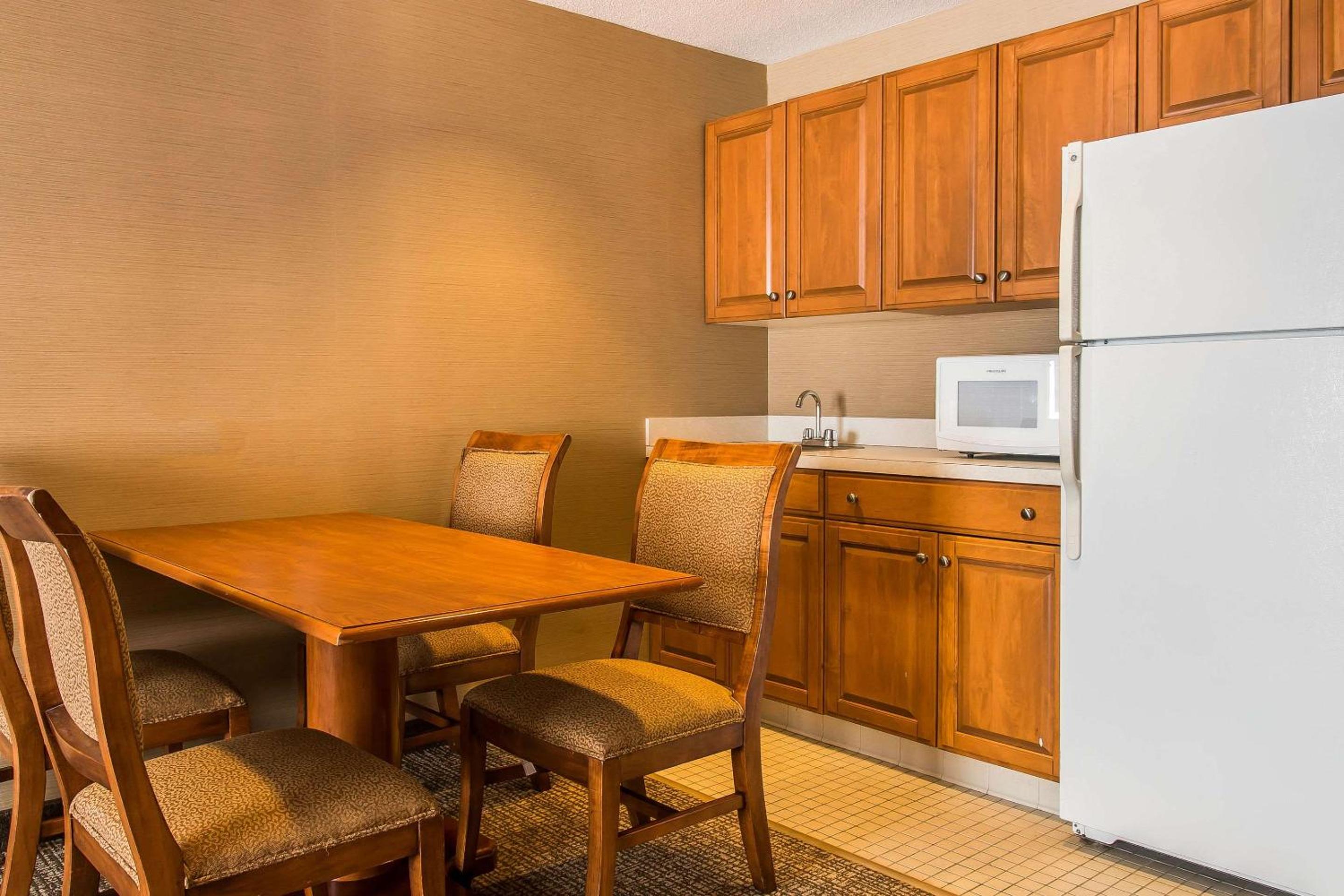 King Suite with Living Room - Non Smoking photo 2