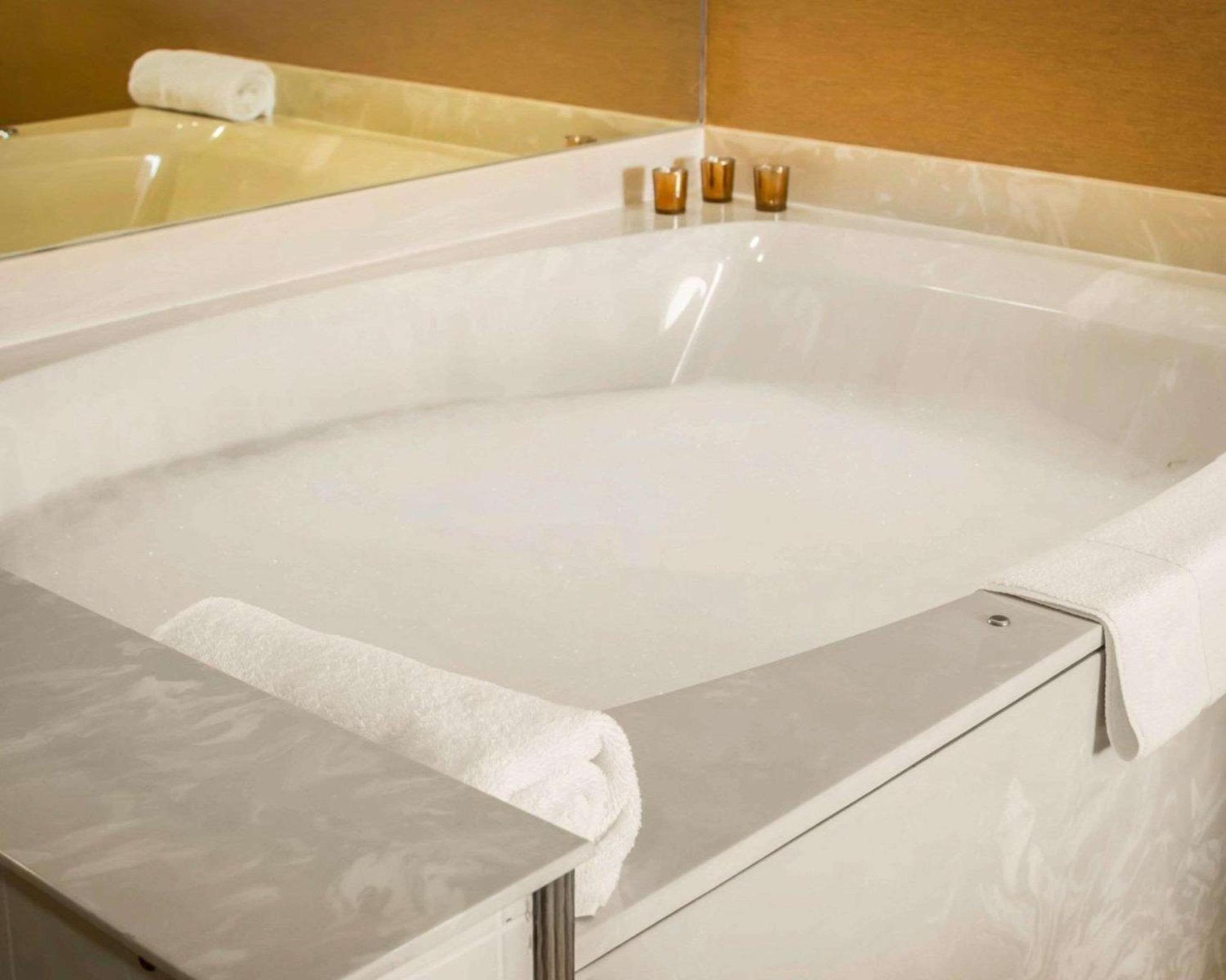 King Suite with Hot Tub and Sofa Bed - Non-Smoking - Photo 2