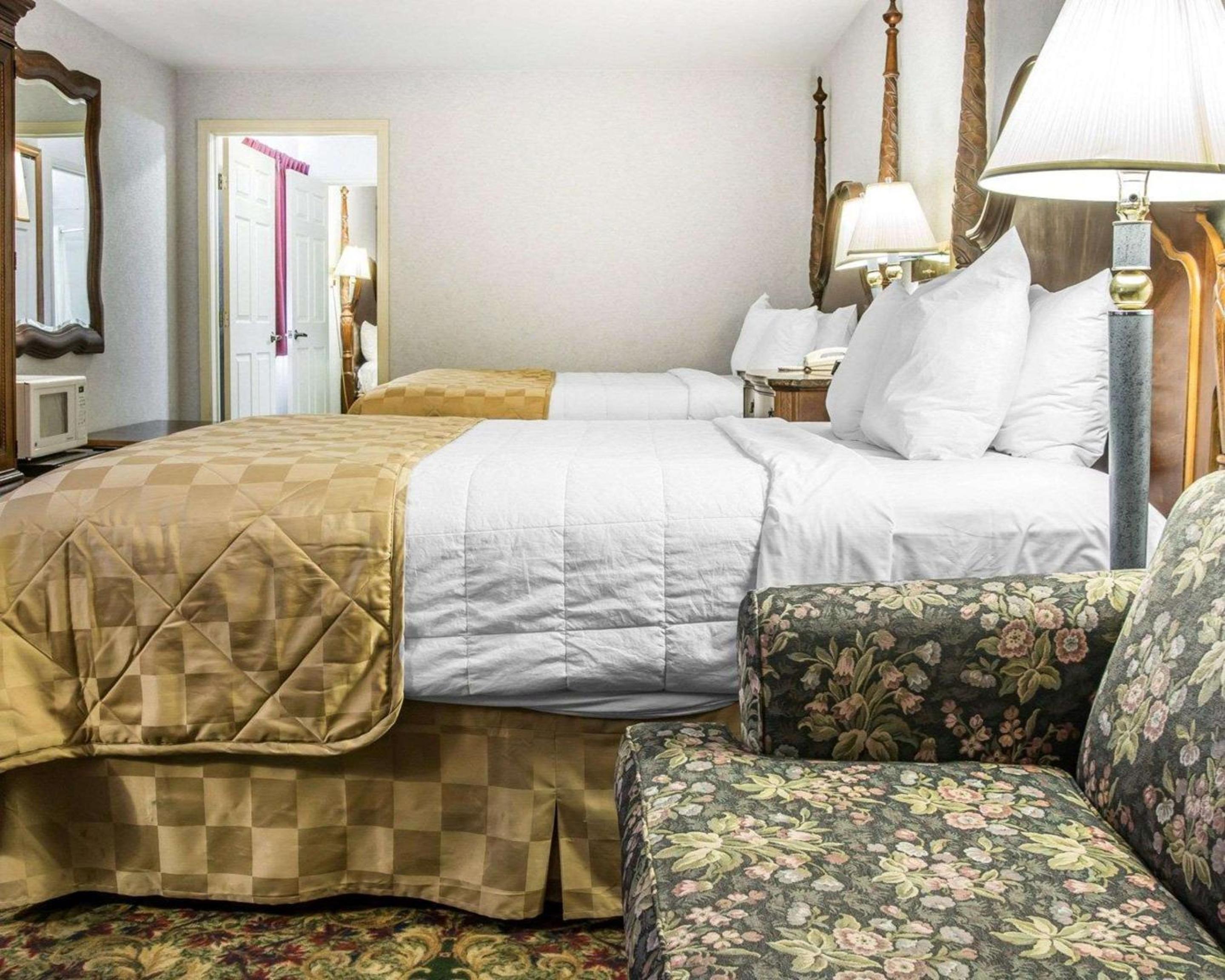 Queen Suite with Lake View - Photo 1