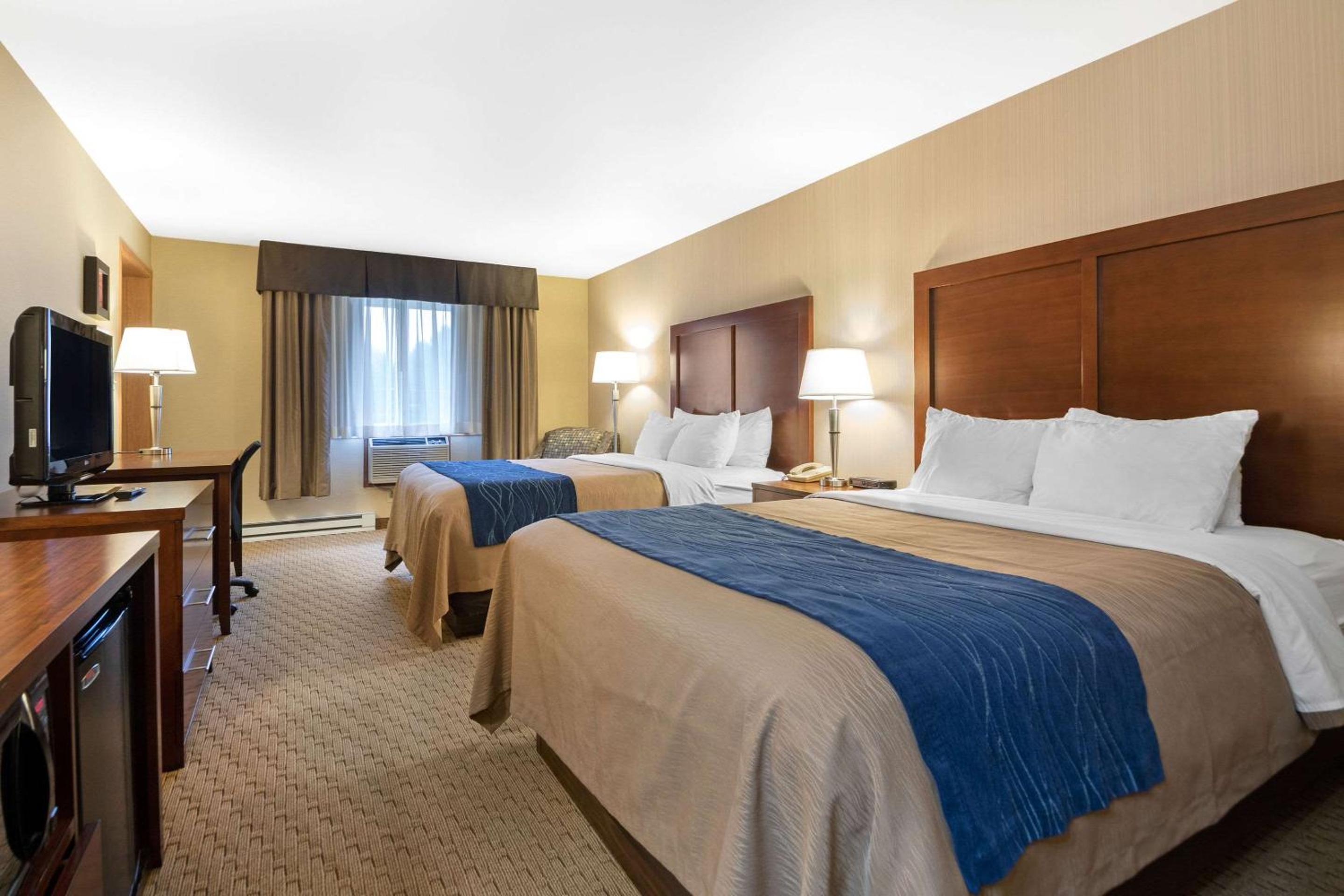 Queen Room with Two Queen Beds - Non-Smoking - Photo 5
