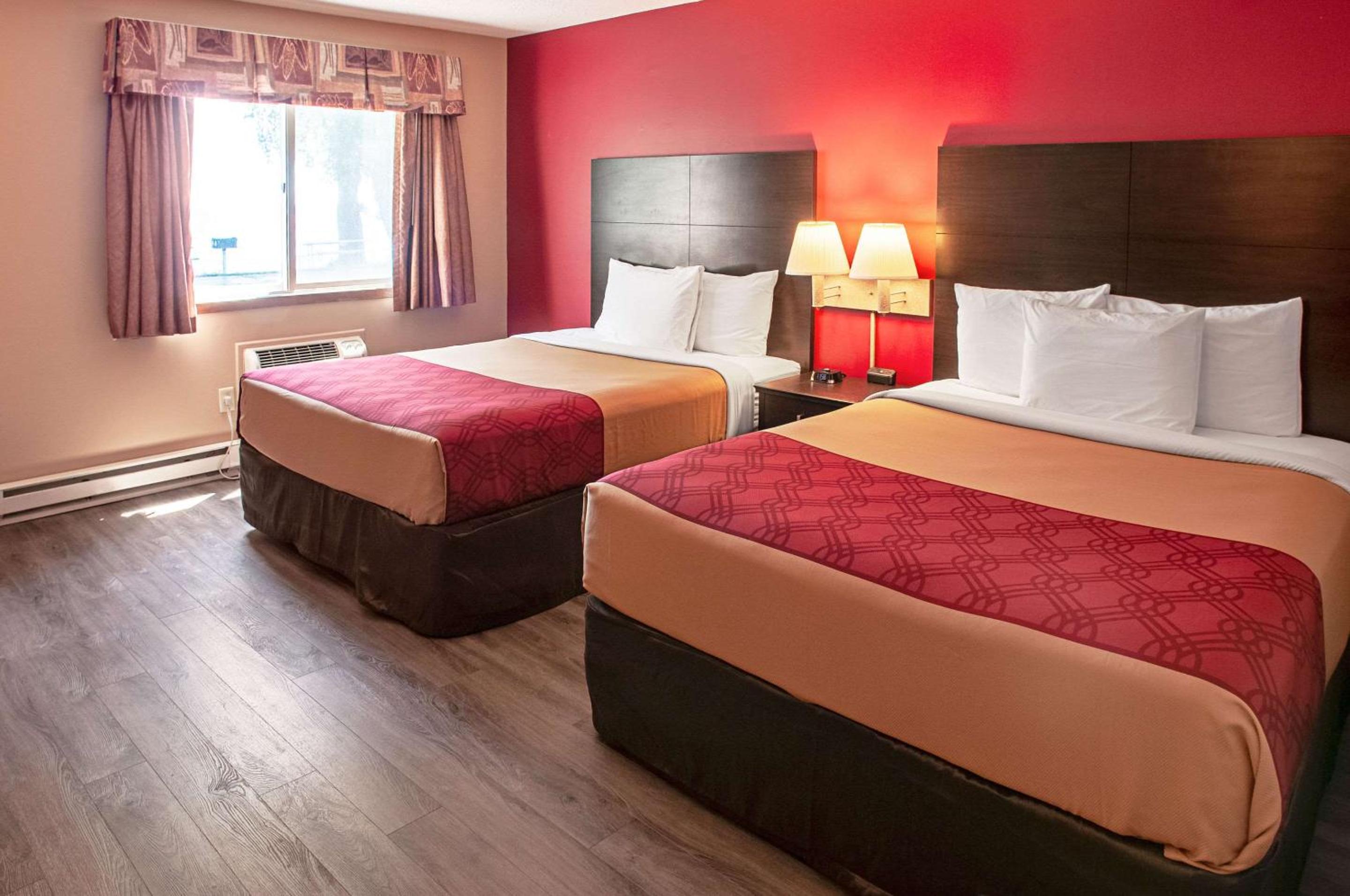 Queen Room with Two Queen Beds - Non-Smoking - Photo 3