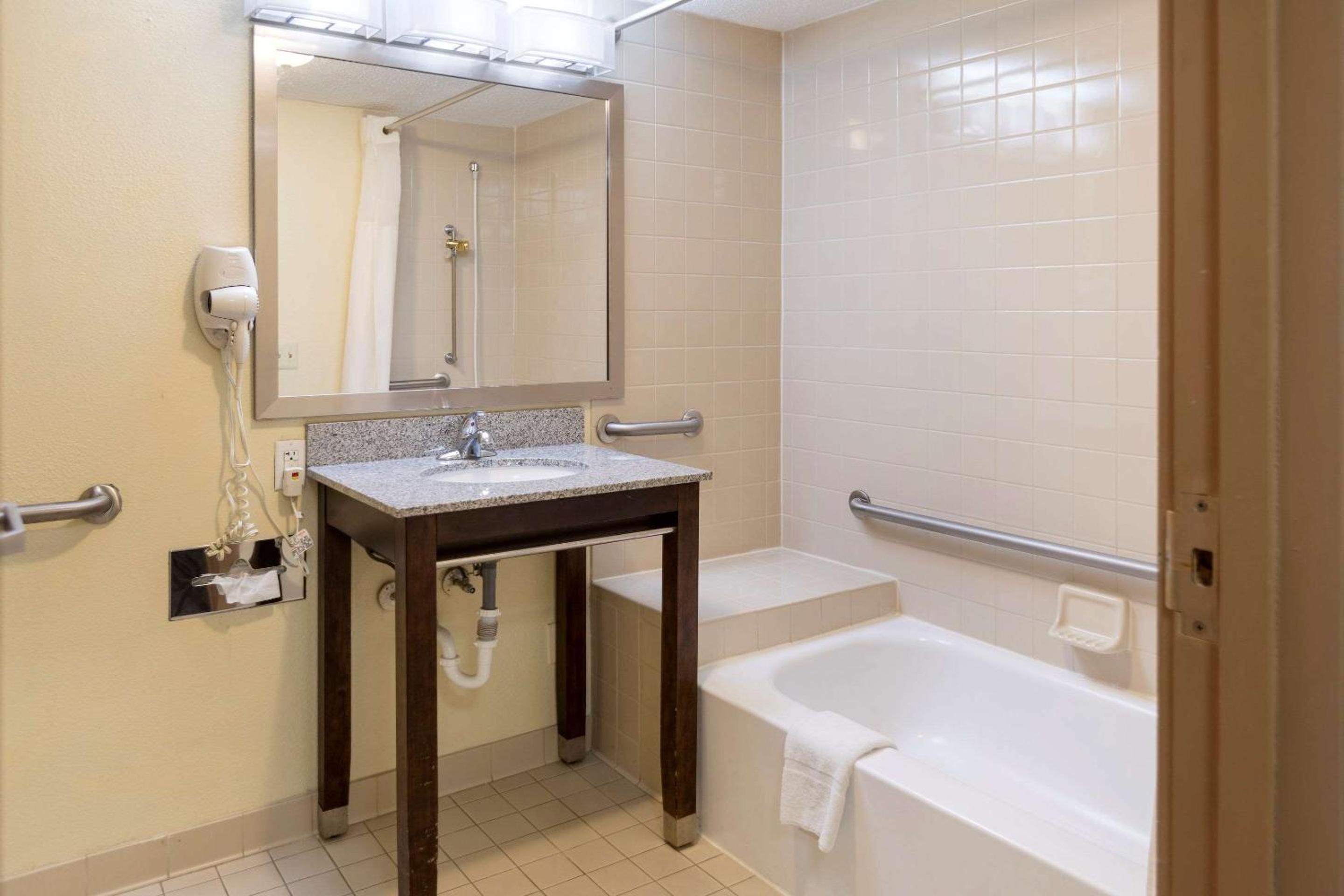 Quadruple Room with Two Double Beds - Disability Access/Non-Smoking - Photo 3