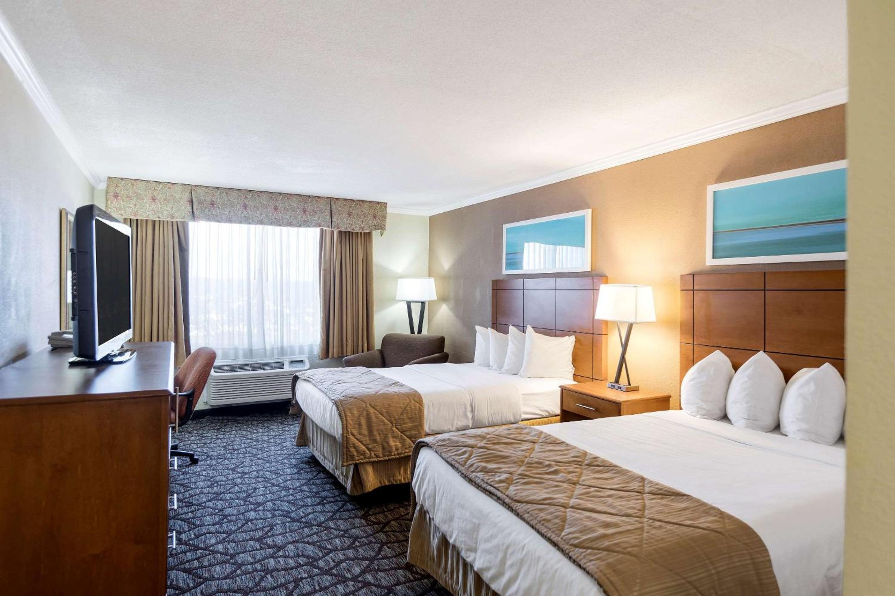 Quadruple Room with Two Double Beds - Disability Access/Non-Smoking - Photo 2