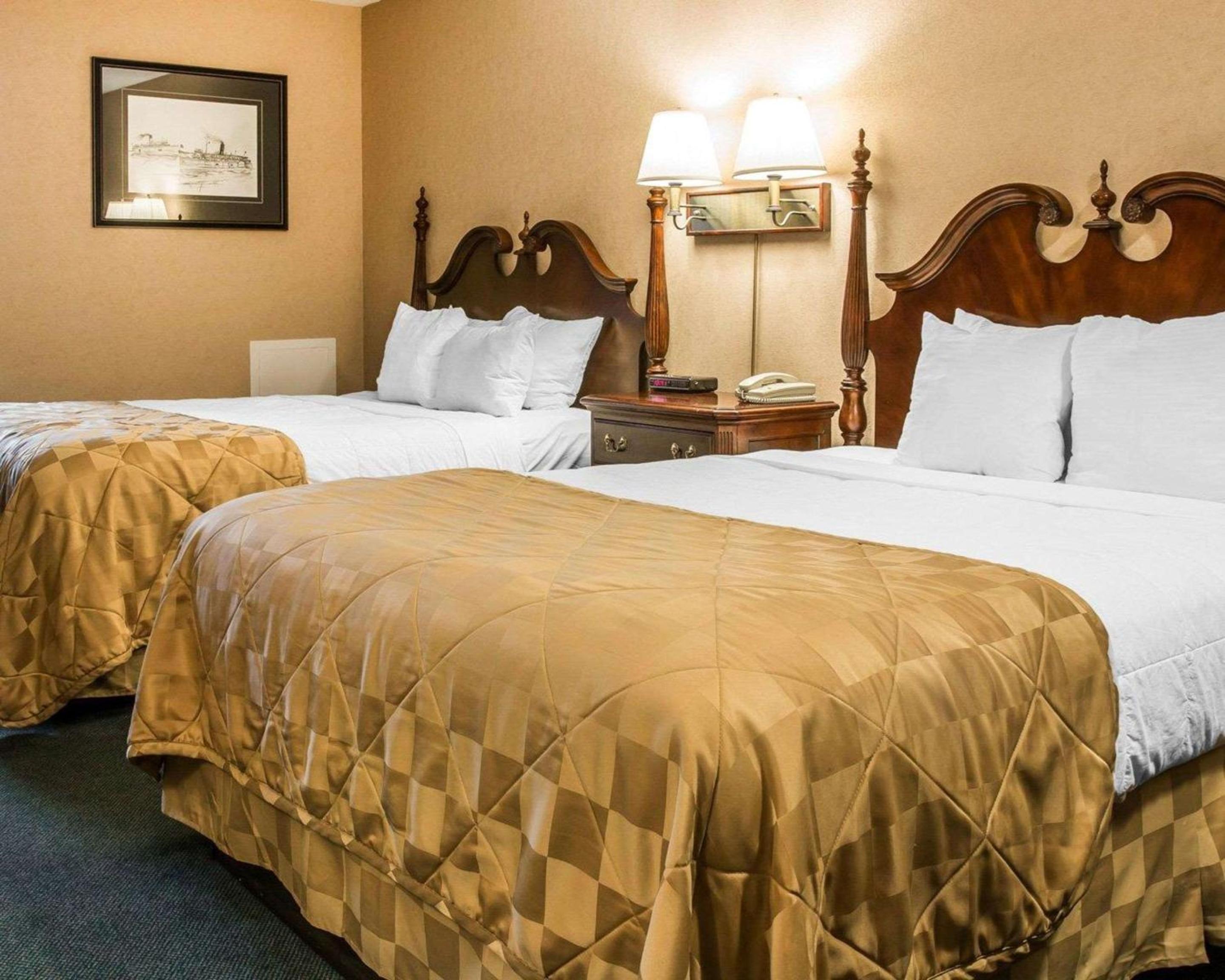 Deluxe Queen Room with Two Queen Beds - Lake View - Photo 2