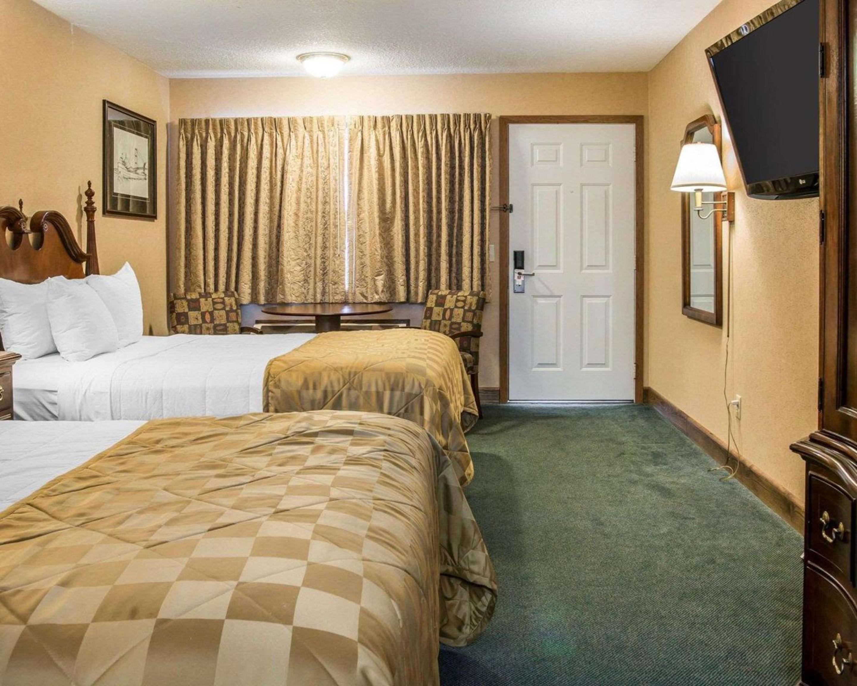 Deluxe Queen Room with Two Queen Beds - Lake View - Photo 3