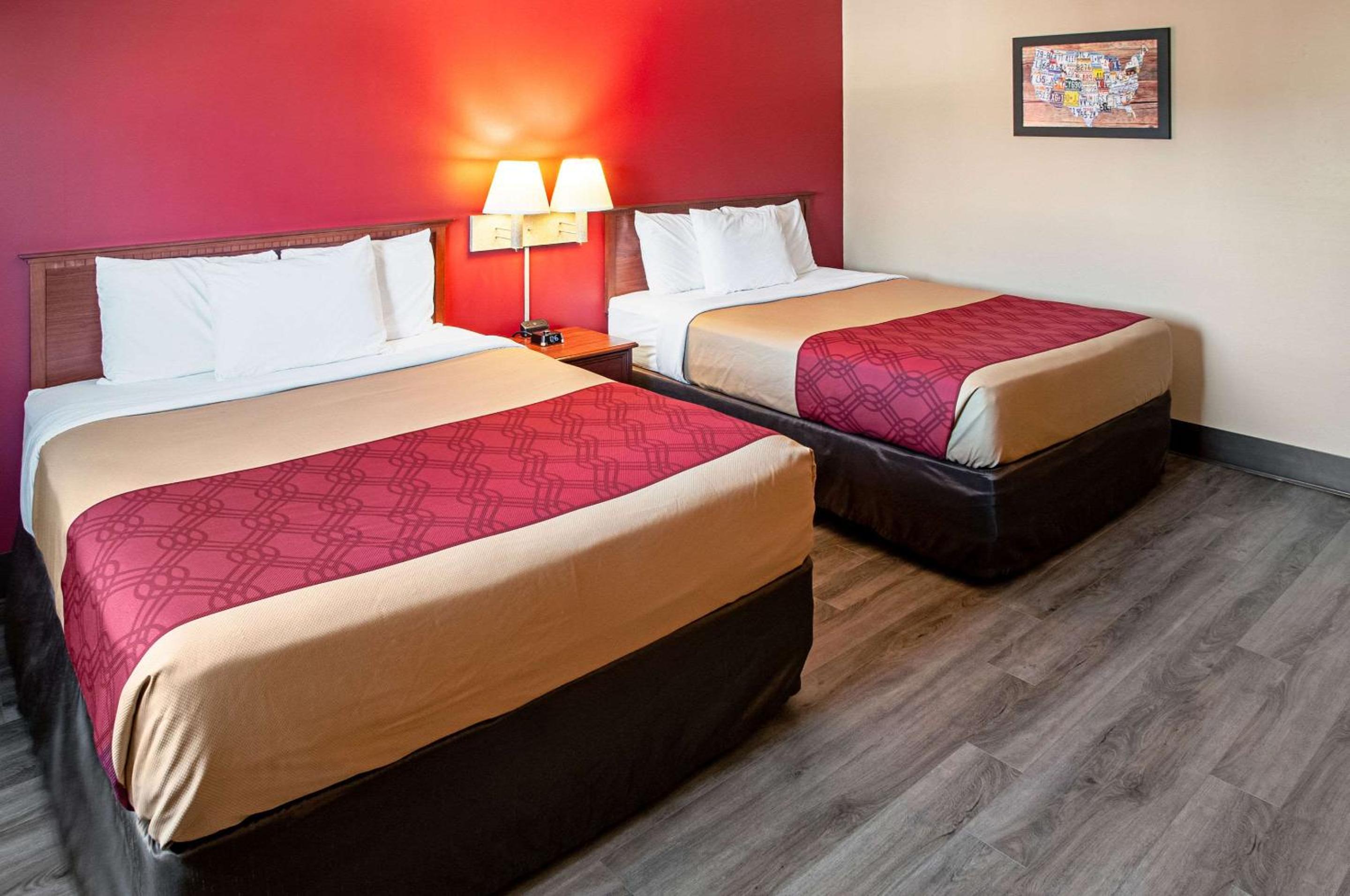 Queen Room with Two Queen Beds - Non-Smoking - Photo 2
