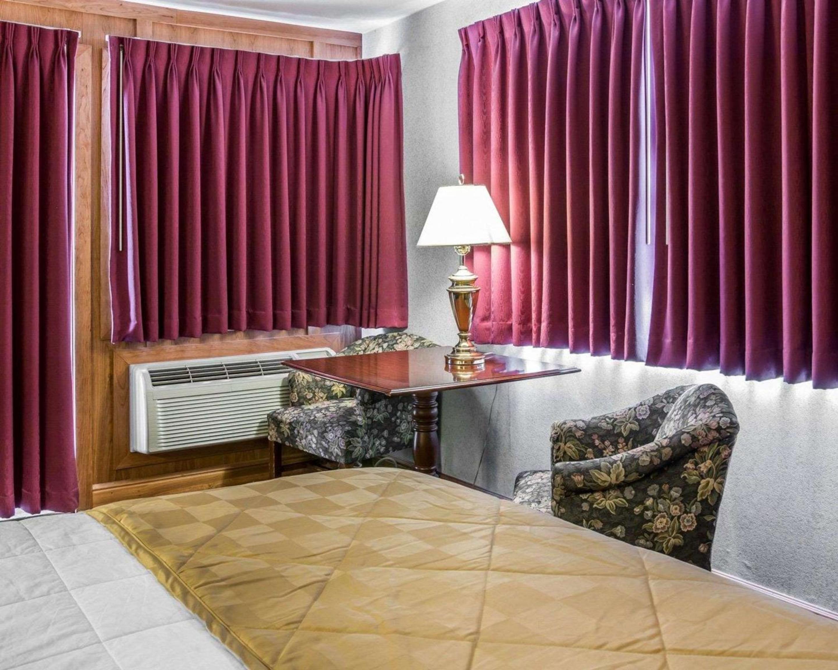 Queen Suite with Lake View - Photo 3