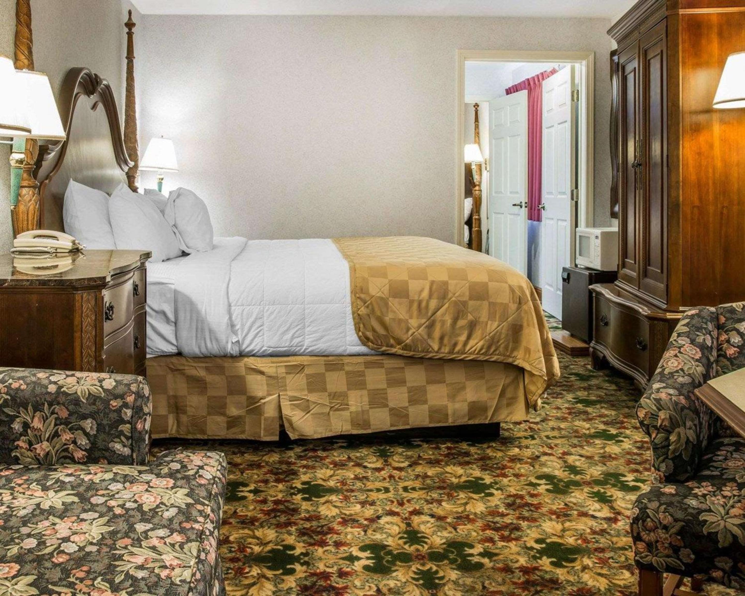 King Suite with Sofa Bed - Lake View - Photo 3