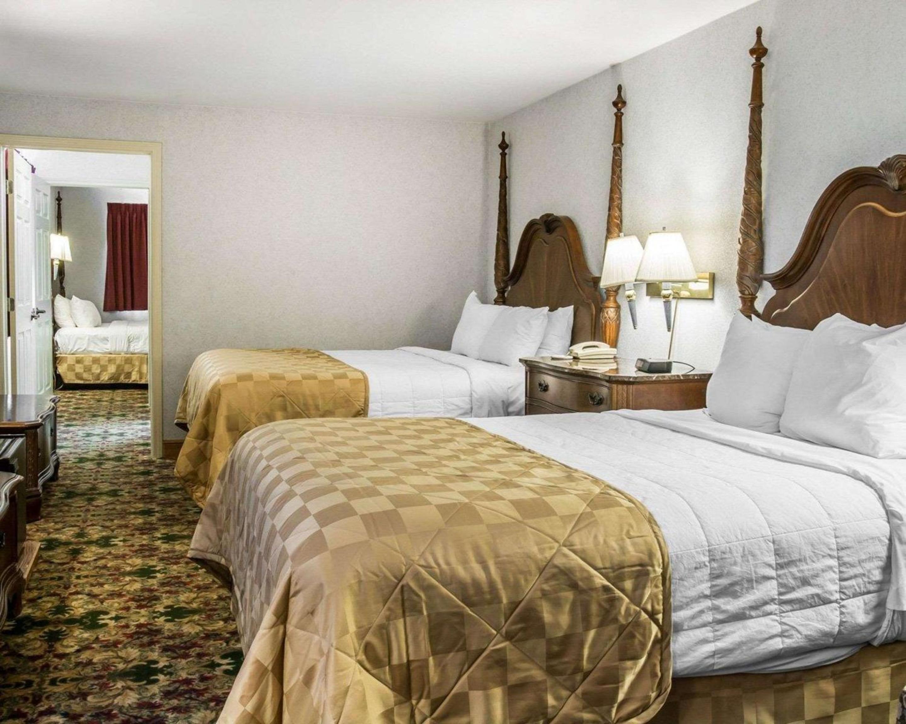 Queen Suite with Lake View - Photo 4