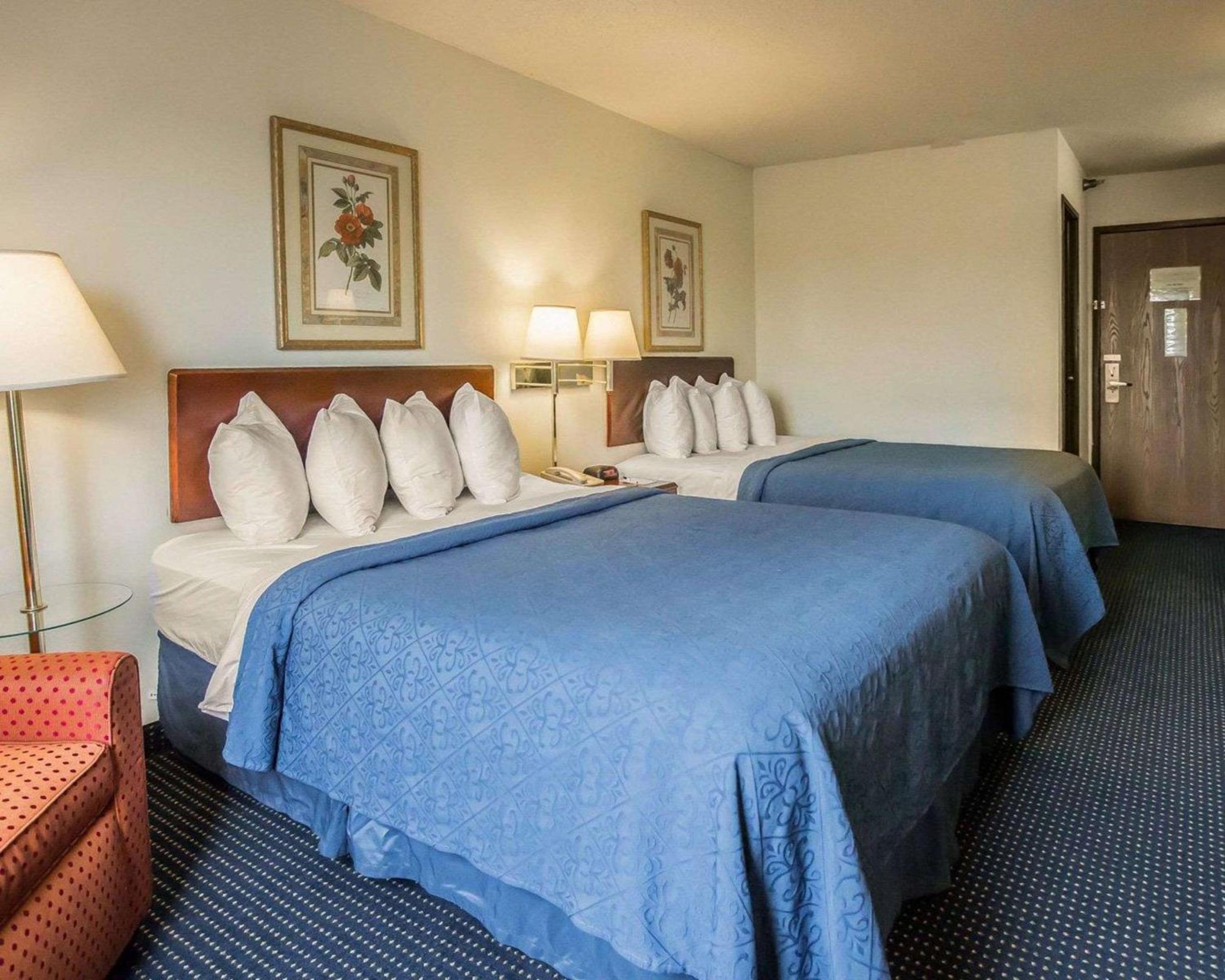 Queen Room with Two Queen Beds - Non-Smoking photo 3