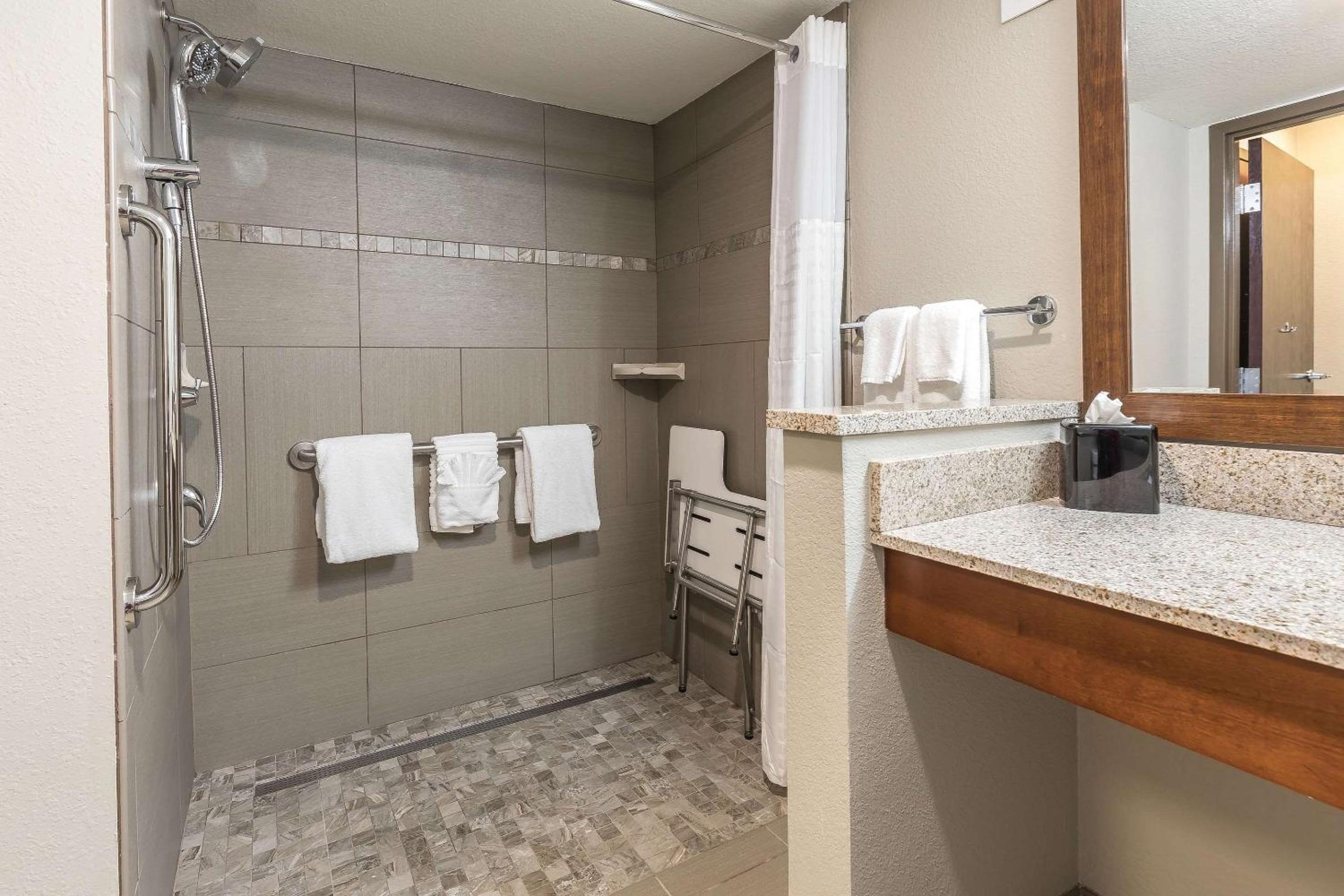 King Suite - Accessible/Non-Smoking photo 2
