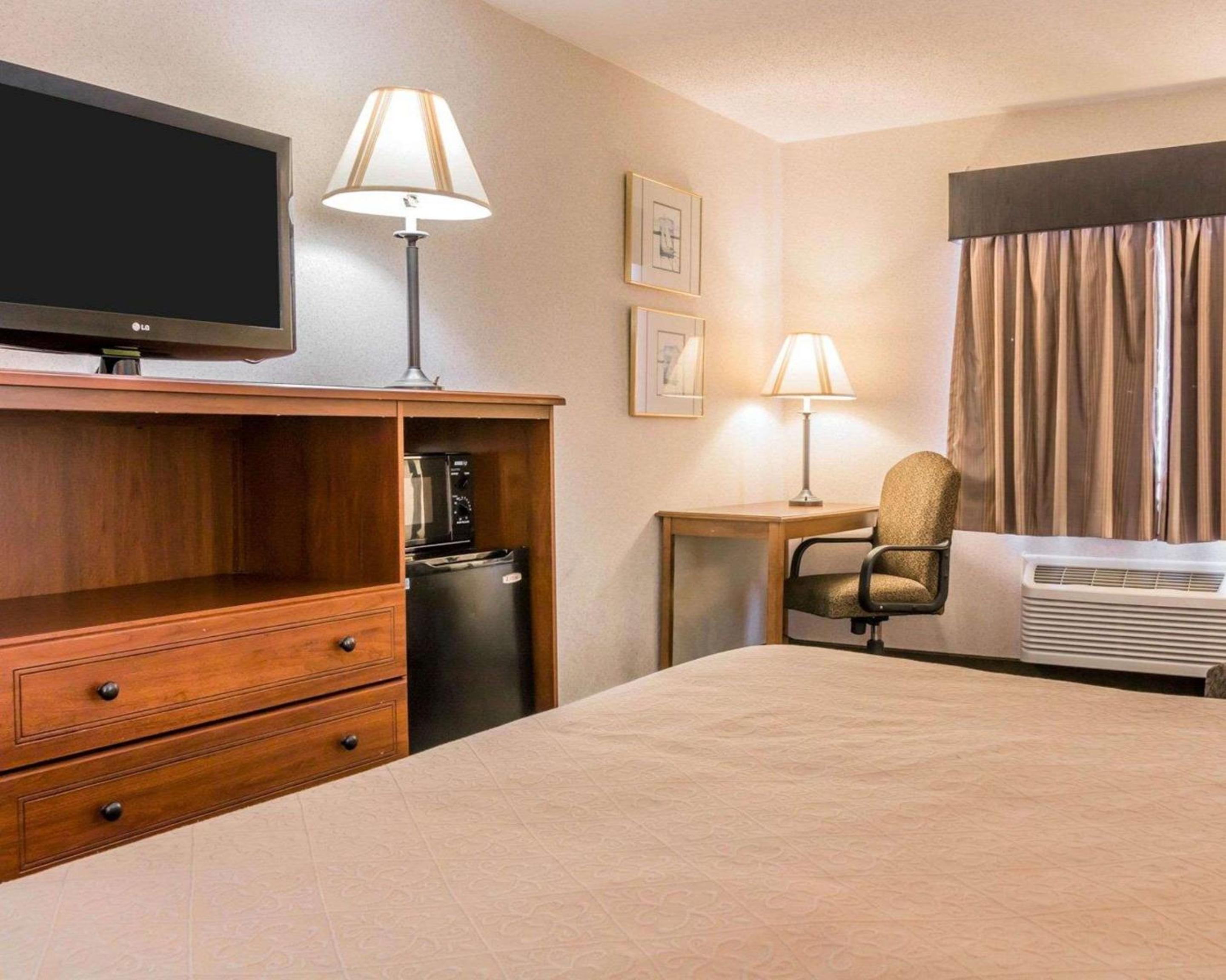 King Room - Non-Smoking - Photo 3