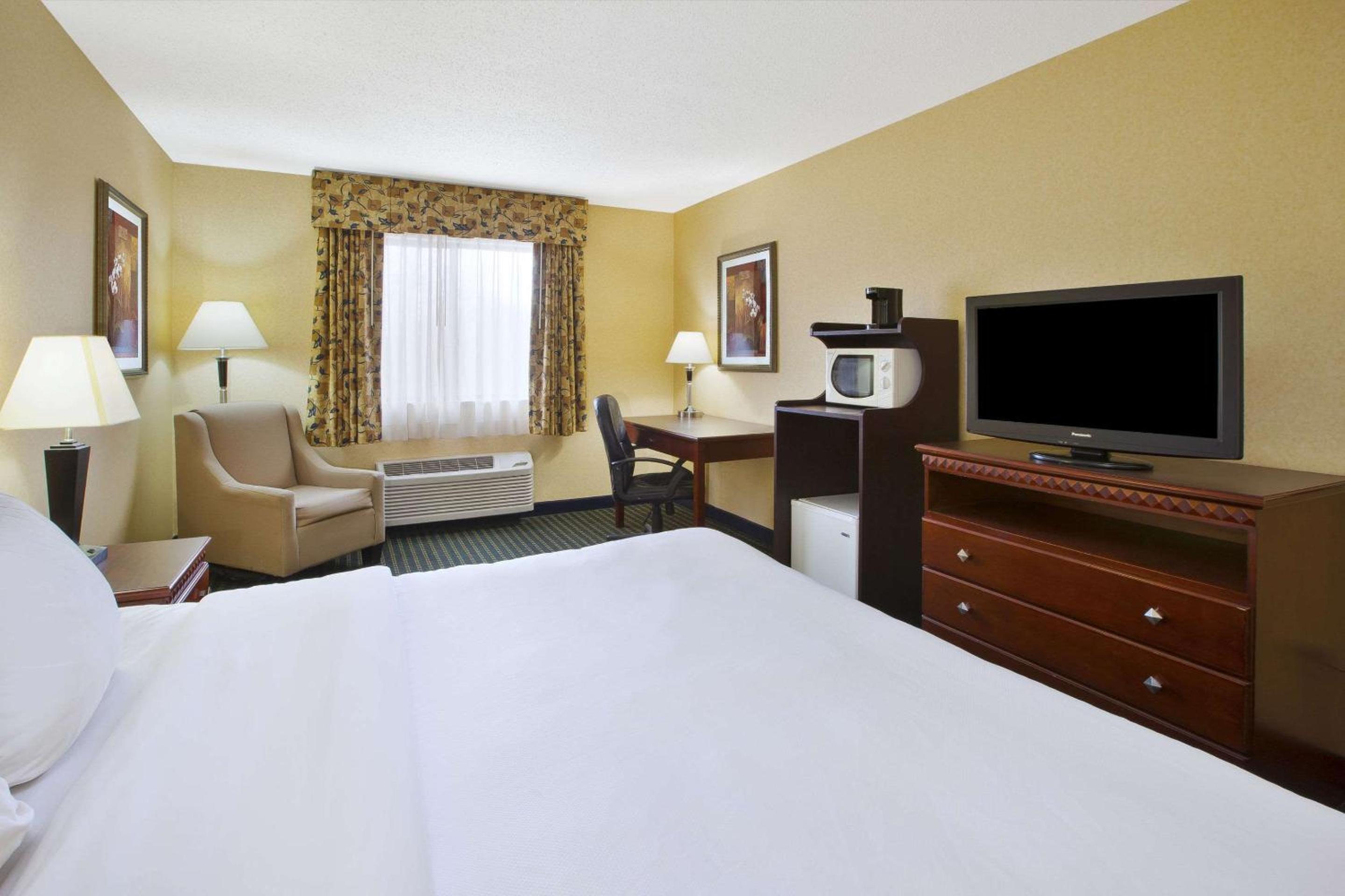 King Room - Non-Smoking - Photo 1
