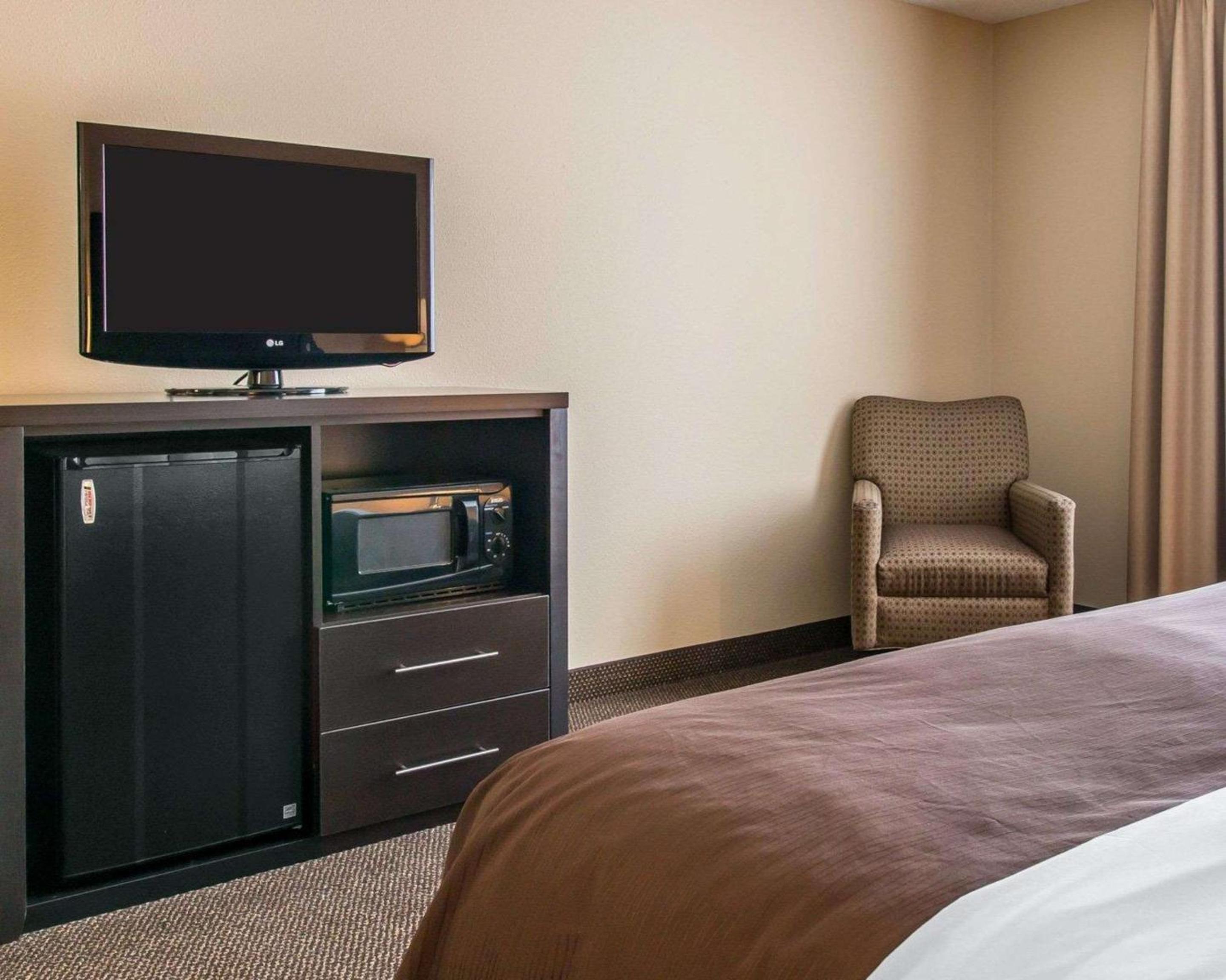 Standard King Room with Tub - Accessible/Non-Smoking - Photo 1