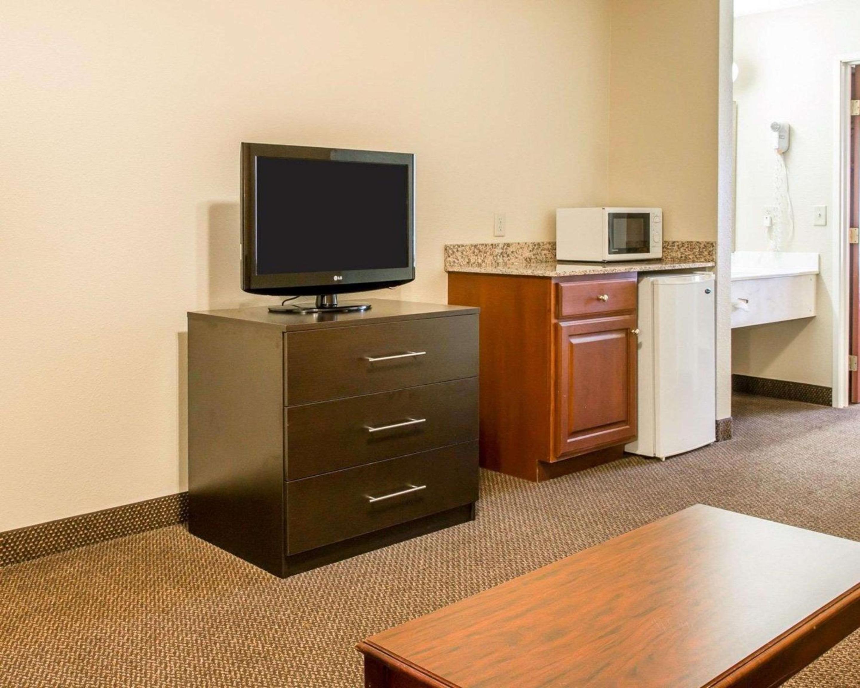 King Suite with Sofa Bed - Non-Smoking - Photo 4