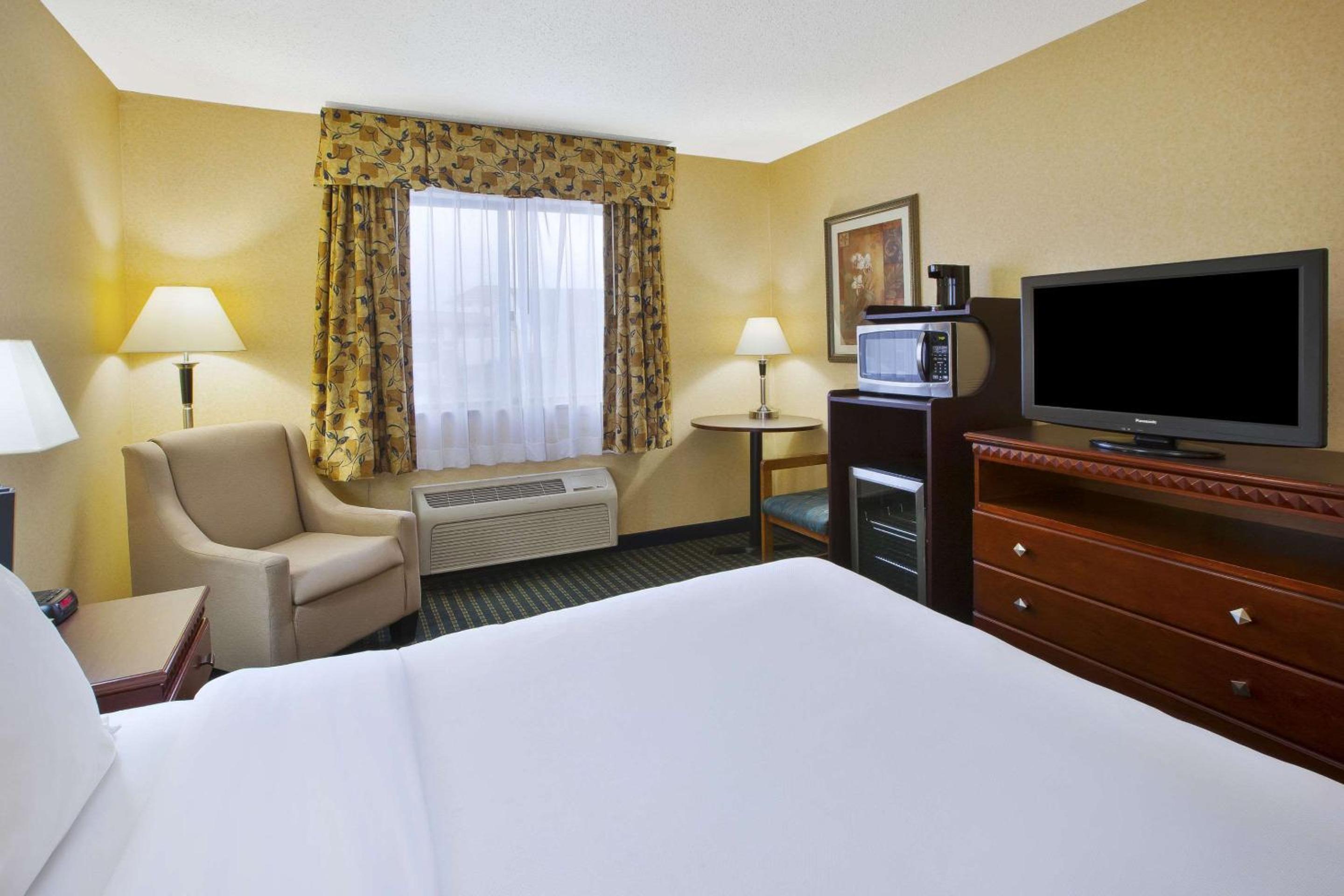 King Room - Non-Smoking - Photo 2